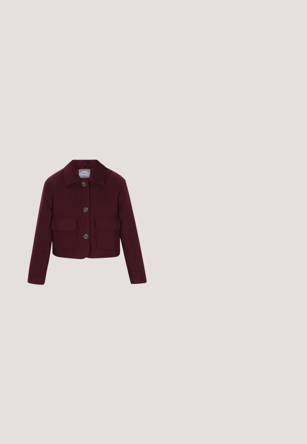 Bordeaux cropped jacket van textiel, met een kraag, vier voorzakken en bruine knopen.; Bordeaux lange mouwen top met een V-hals, voorzien van bloemen borduursels en een doorschijnende, textuurstof. Accenten omvatten gedetailleerde bloemenpatronen.; Bordeaux wijde pijpen broek met een gladde textuur, voorzien van een platte tailleband en subtiele plooien aan de voorkant voor extra detail.; Glanzende bordeaux enkelboot met een vierkante neus, chunky doorzichtige hak en gestructureerde zwarte zool. Vloeiend oppervlak met een hoge glansafwerking.; Kat-oog zonnebril in dieprode kunststof met grijze gradient lenzen. Bevat een gouden accent op de slede met logo-detail.; Bordeaux leren schoudertas met een gebogen vorm, ritsluiting en een afneembare strap. Kenmerkt zich door een gladde textuur en gouden hardware accenten.