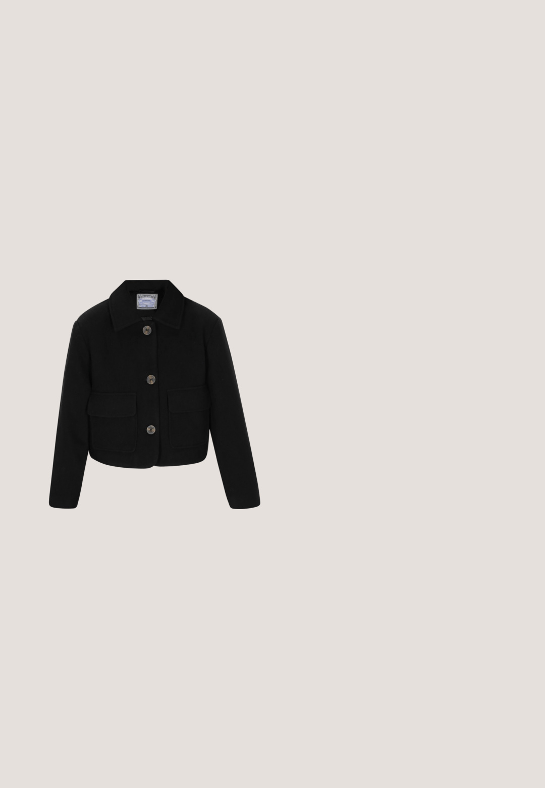 Sort cropped jakke lavet af blødt stof med krave, fire frontlommer og messingknapper. Enkelt design uden mønstre eller prikker.; Sort hættetrøje med lange ærmer og en frontlomme, lavet af blødt stof med ribstrikkede manchetter og kant.; Sorte sweatpants med en bred, elastisk talje. Den løse pasform har to sidelommer og en glat, mat struktur.; Sort quiltet sneboot med elastiske snore, gummisål og en polstret overdel til isolering. Har logo på siden og en snor der kan strammes.; Sorte wraparound-solbriller med mørke linser og let buede, rektangulære stel, vist mod en hvid baggrund.; Sort skuldertaske i halvmåneform med polstret rem og lille mærkelogo "Johnny Urban" på forsiden midt.