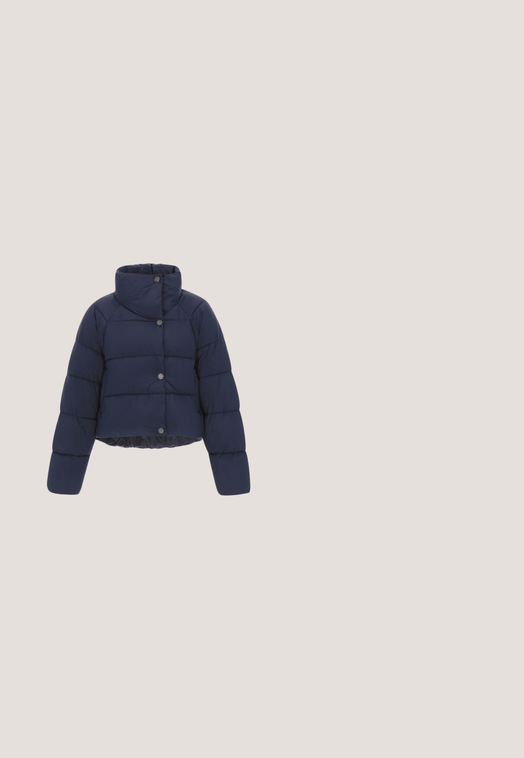 Donzen jas in marineblauw, met een hoge kraag, knoopsluiting en een cropped ontwerp. Glad materiaal met een quilted textuur en elastische zoom.; Marineblauwe trui met lange mouwen met lichtroze horizontale strepen en een klein geborduurd polospelerlogo op de linkerborst.; Blauwe denim flared jeans met een middelhoge taille, voorzien van stikselaccenten, twee voorkruipzakken en een achterzak met label.; Navyblauwe sneaker gemaakt van suède en stof, met een contrasterende witte zool, vetersluiting en logodetail aan de zijkant.; Grote marineblauwe tote tas met twee lange verstelbare bruine leren schouderriemen op een witte achtergrond.; DIAMANT L'ÉTERNEL 14 KARAT 585 SAPPHIRE 0 096CT - Oorbellen - yellow