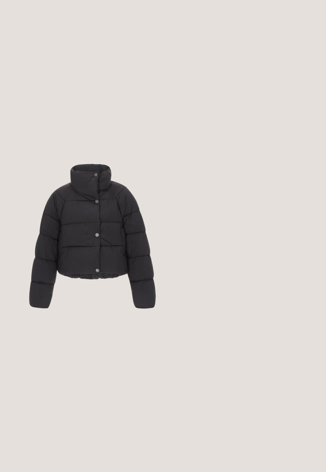 Zwarte cropped pufferjas met een hoge kraag, voorzien van een gestikt ontwerp, vijf zilveren drukknoopjes en elastiek aan de onderkant.; Lichtgrijze Nike hoodie met trekkoordkap, voorzak kangaroo, geribbelde cuffs met twee lichtroze strepen en logotekst op de borst.; Lichtgroene Nike sportbeha met witte racerback bandjes en wit swoosh-logo centraal op de voorkant.; Zwarte sportieve fietsbroek van rekbaar materiaal, met een hoge tailleband, een gladde textuur en een klein logo op de linkse heup.; Lichtbeige sportschoenen gemaakt van geperforeerd materiaal. Voorzien van crèmekleurige veters, een ronde neus en een getextureerde rubberen zool met subtiele accenten.; Rode gewatteerde draagtas met gewatteerde handgrepen en een klein wit label met zwart logo aan de voorkant.