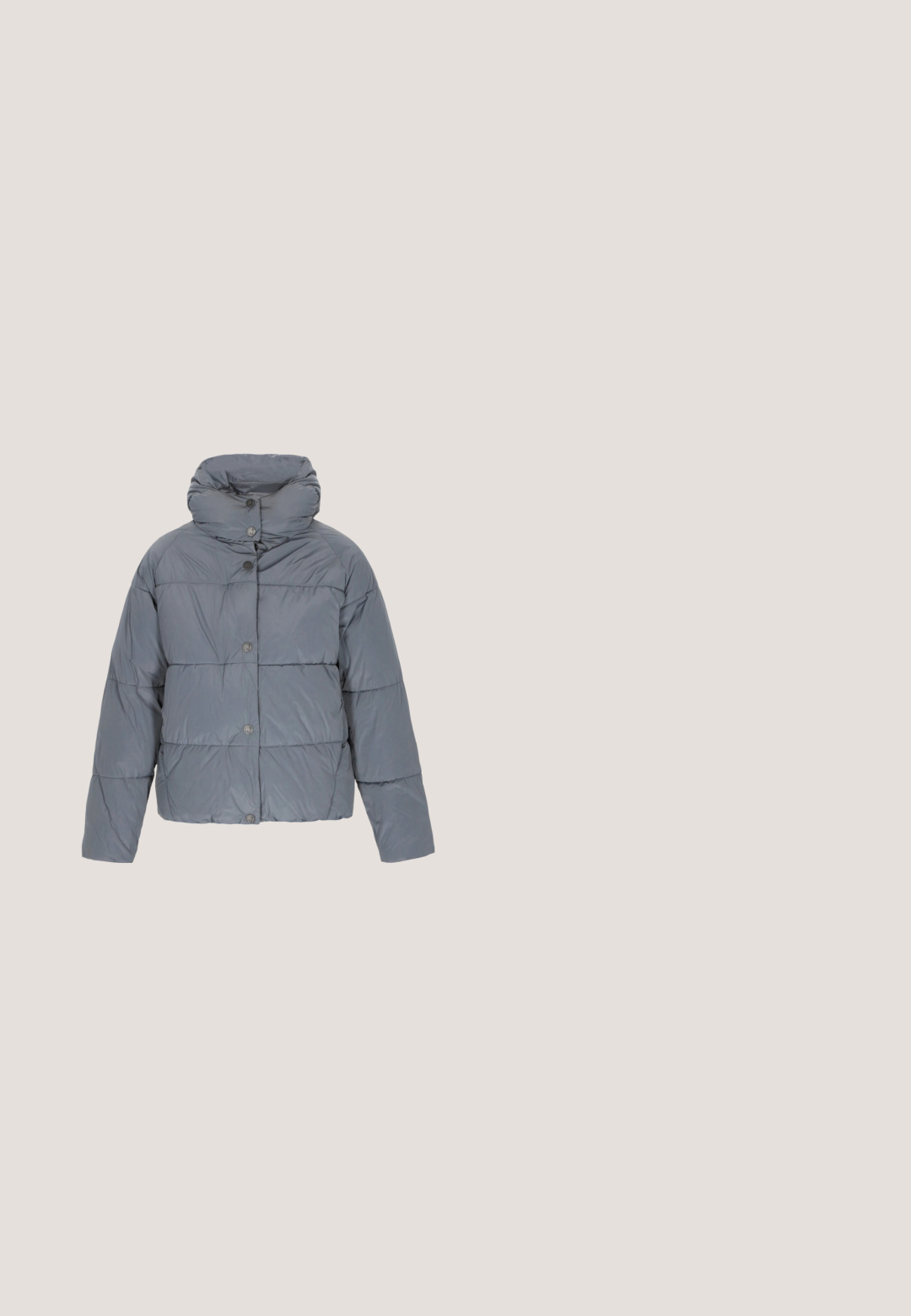 Grå pufferjakke med høj krave, trykknaplukning og quiltet tekstur. Har en boxy form og let cropped ærmer.; Lys grå sweatshirt med høj krave og halvlåsemekanismer. Har drop-shoulder sømme og ribbede manchetter med et struktureret fleece-materiale.; Lys grå langærmet top lavet af blød, strækbar bomuld. Har en rund halsudskæring og tætsiddende design. Ingen mønstre eller dekorationer.; Lysegrå brede joggingbukser med elastik i taljen og snøre, samt lommer på begge sider.; Grå vandtætte støvler med en polstret krave, velcrolukninger og en tekstureret gummisål. Slimmet design med glatte og bløde materialer.; Grå totebag med en puffy quiltet design, to håndtag og vandret sømme med mønstre. Fremstillet af blødt, tekstureret stof.
