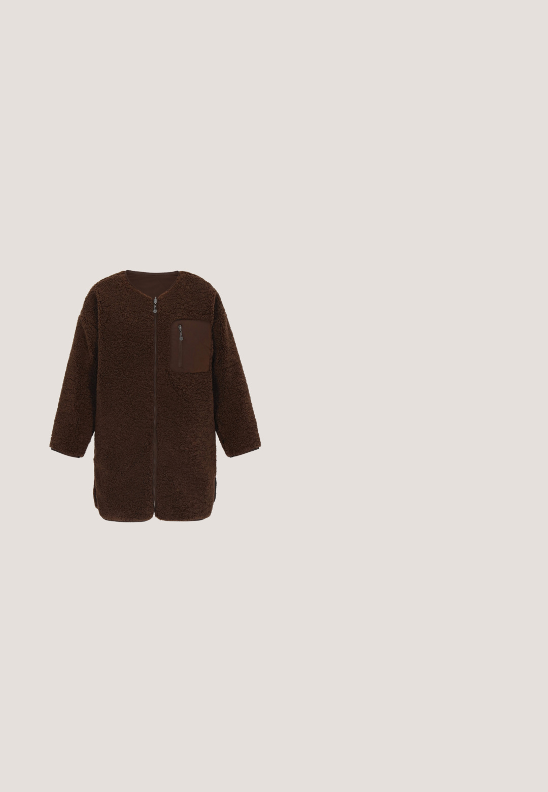 Chaqueta de forro polar marrón con una superficie texturizada, mangas largas y cierre frontal con cremallera. Presenta un bolsillo de parche en el pecho con tela marrón a juego.; Sudadera de forro polar negra con cuello con cremallera, superficie suave y texturizada, y un ajuste relajado. Presenta costuras a lo largo del dobladillo y los puños.; Camiseta corta de color verde oliva con mangas cortas y cuello redondo, mostrada sobre un fondo blanco.; Pantalones de chándal negros de pernera ancha con cintura elástica, cordones ajustables en la cintura y los tobillos, y un corte holgado.; Botines verde olivo con tela acolchada, suela resistente, punta redondeada y una correa decorativa con marca. Detalles texturizados por todo el diseño.; Bolsa negra de nylon con dos asas y una correa de hombro ajustable. Presenta detalles en naranja, un bolsillo frontal y un bolsillo lateral con cremallera.