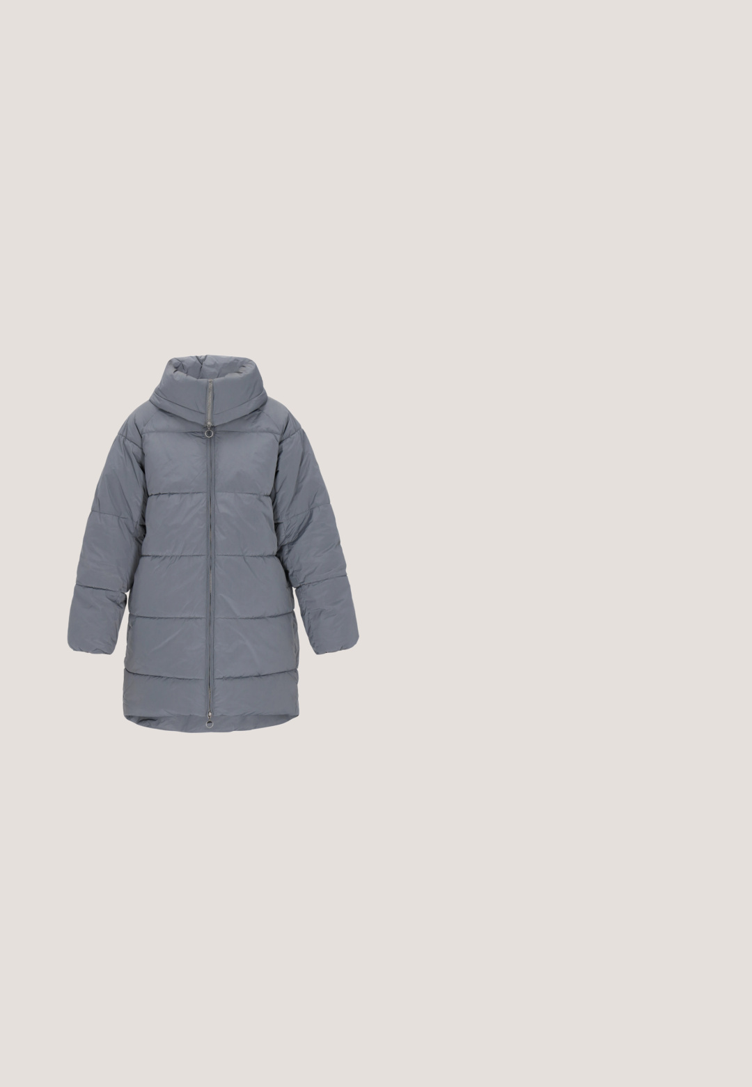 Grå pufferjakke med høj krave, fuld frontlynlås og horisontale syninger. Har en afslappet pasform og lange ærmer. Blød, quiltet tekstur.; Grå hætte sweatshirt med en afslappet pasform, der har lange ærmer, snøre og ribbede manchetter. Lavet af blødt, struktureret stof.; Lys grå langærmet top lavet af blød, strækbar bomuld. Har en rund halsudskæring og tætsiddende design. Ingen mønstre eller dekorationer.; Lys grå sweatpants lavet af blødt stof, med elastisk talje med snor, elastiske manchetter og en afslappet pasform.; Grå vandtætte støvler med en polstret krave, velcrolukninger og en tekstureret gummisål. Slimmet design med glatte og bløde materialer.; Blød grå ruskind hobo taske med bred hank, buet form og syningsdetaljer på en hvid baggrund.