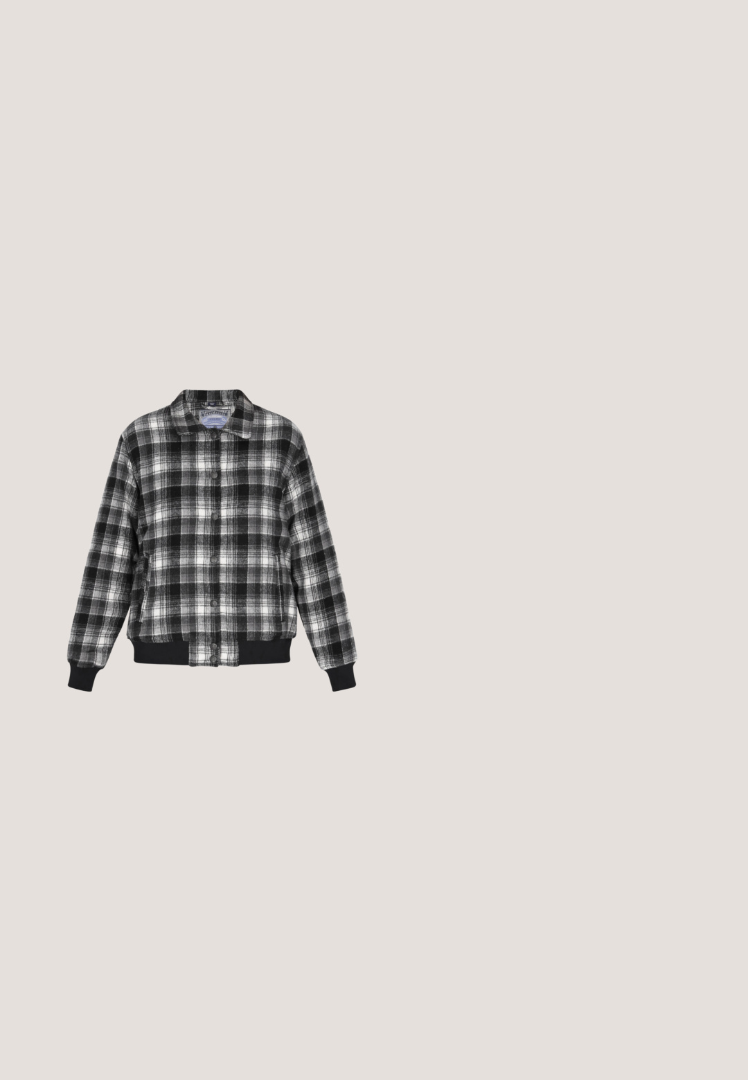 Chaqueta a cuadros en blanco y negro con cierre de botones en la parte delantera, cuello tipo solapa y puños y dobladillo acanalados en negro. Tejido suave con un diseño de cuadros y una silueta relajada.; Camiseta corta negra de algodón. Cuenta con mangas cortas y un escote redondo. Textura suave con un diseño sencillo, sin patrones adicionales.; Bermudas negras de tela ligera con cintura elástica y cordón. Cuentan con bolsillos laterales y una textura suave.; Zapatilla negra de plataforma con suela gruesa, cierre con cordones en la parte delantera, cuello acolchado y un pequeño logo "Buffalo" en el lateral.; Riñonera negra con un acabado de cuero liso y elegante. Cuenta con un compartimento con cremallera y una correa ajustable para un uso seguro.; Collar de cadena retorcida de plata, con un diseño delgado y similar a una cuerda y un acabado brillante, mostrando una textura intrincada a lo largo de su longitud.