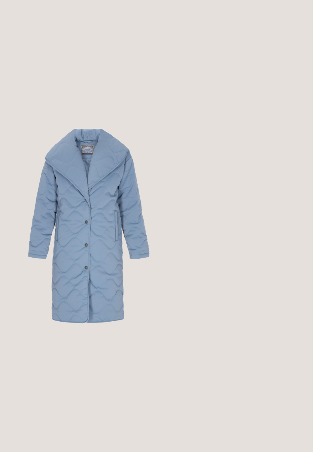 Manteau bleu matelassé avec un large col, des boutons sur le devant et des poches latérales. Présente un motif ondulé texturé sur l'ensemble du tissu.; Cardigan en tricot gris clair à ouvrir, avec des manches longues, des poignets et un ourlet côtelés, ainsi que deux poches plaquées à l'avant.; Top sans manches de couleur lavande clair, fabriqué en tissu doux. Présente un col rond et des bords côtelés ; texture lisse sans motifs.; Pantalons navy à coupe slim, en tissu tissé lisse, avec de subtils détails de coutures diagonales et une ceinture robuste avec passants.; Baskets blanches avec des accents bleu clair, affichant une tige en cuir lisse, des détails en textile, une semelle texturée et une fermeture éclair sur le côté.; Sac à main bleu avec longues lanières bleu sarcelle, détails de boucle dorée, un logo cheval doré et fermeture éclair sur le dessus.