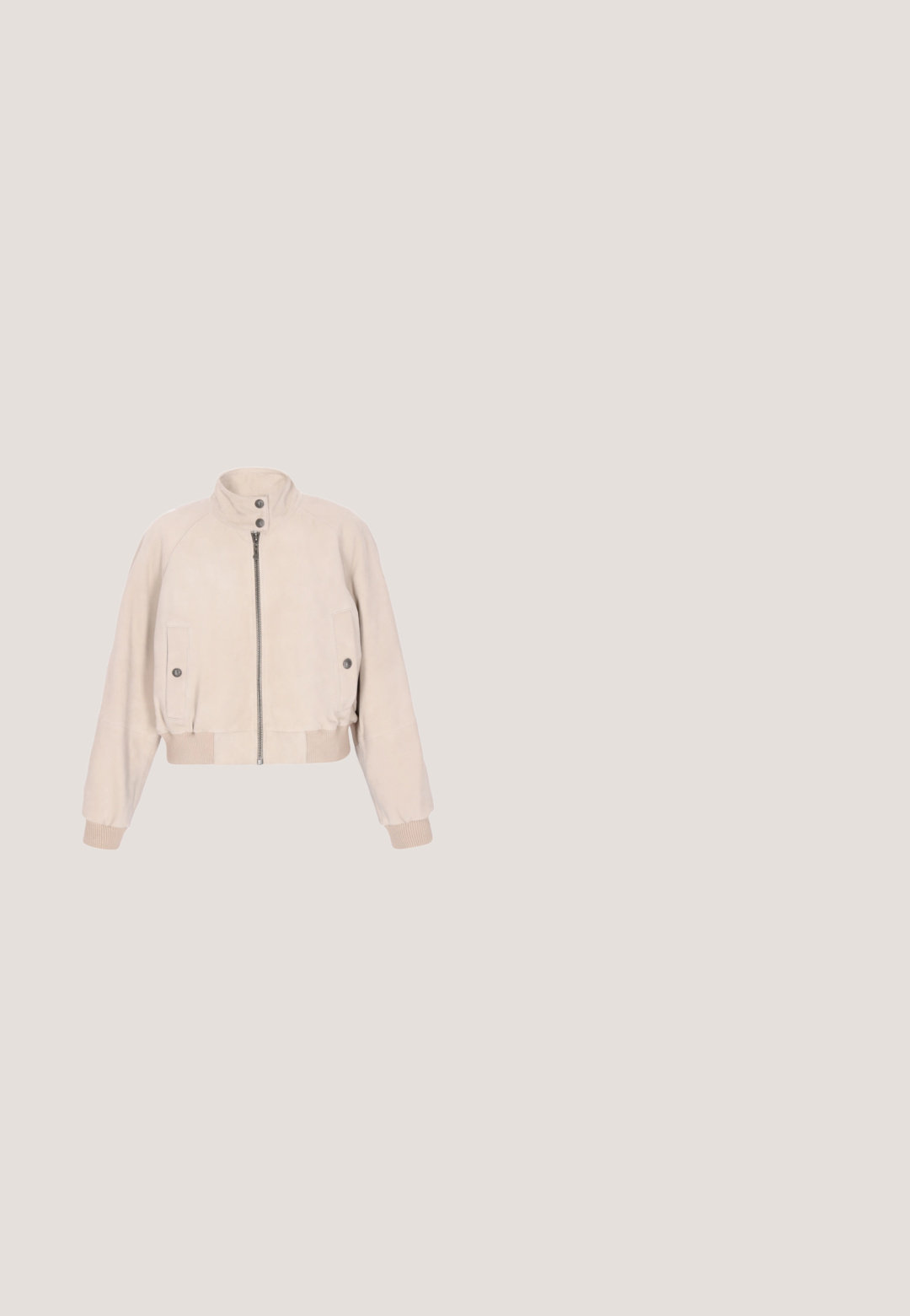 Beige leren bomberjack met een hoge kraag, ritssluiting aan de voorkant en geribbelde boorden. Voorzien van twee zijzakken met knoopsluitingen.; Witte hoodie van zacht materiaal met een voorzak, met een zwart "METAMORPHOSIS" logo gedrukt op de borst.; Witte katoenen t-shirt jurk met korte mouwen, met een zwart motief van een vlinder en bloemen op de linker borst. Relaxte pasvorm.; Grijze Nike Air Force 1 sneaker met geperforeerde neus, glad leren bovenwerk, dikke zool en verhoogde 'AIR' details op de hiel.; Witte leren heuptas met een gestructureerd oppervlak, twee met ritssluitingen afsluitbare vakken en hardware in zilverkleur. Verstelbare schouderband voor veelzijdig gebruik.; Zilveren halsketting met een dunne ketting en een schildpadvormige hanger met ingewikkeld detailwerk. De hanger hangt centraal en weerkaatst het licht.