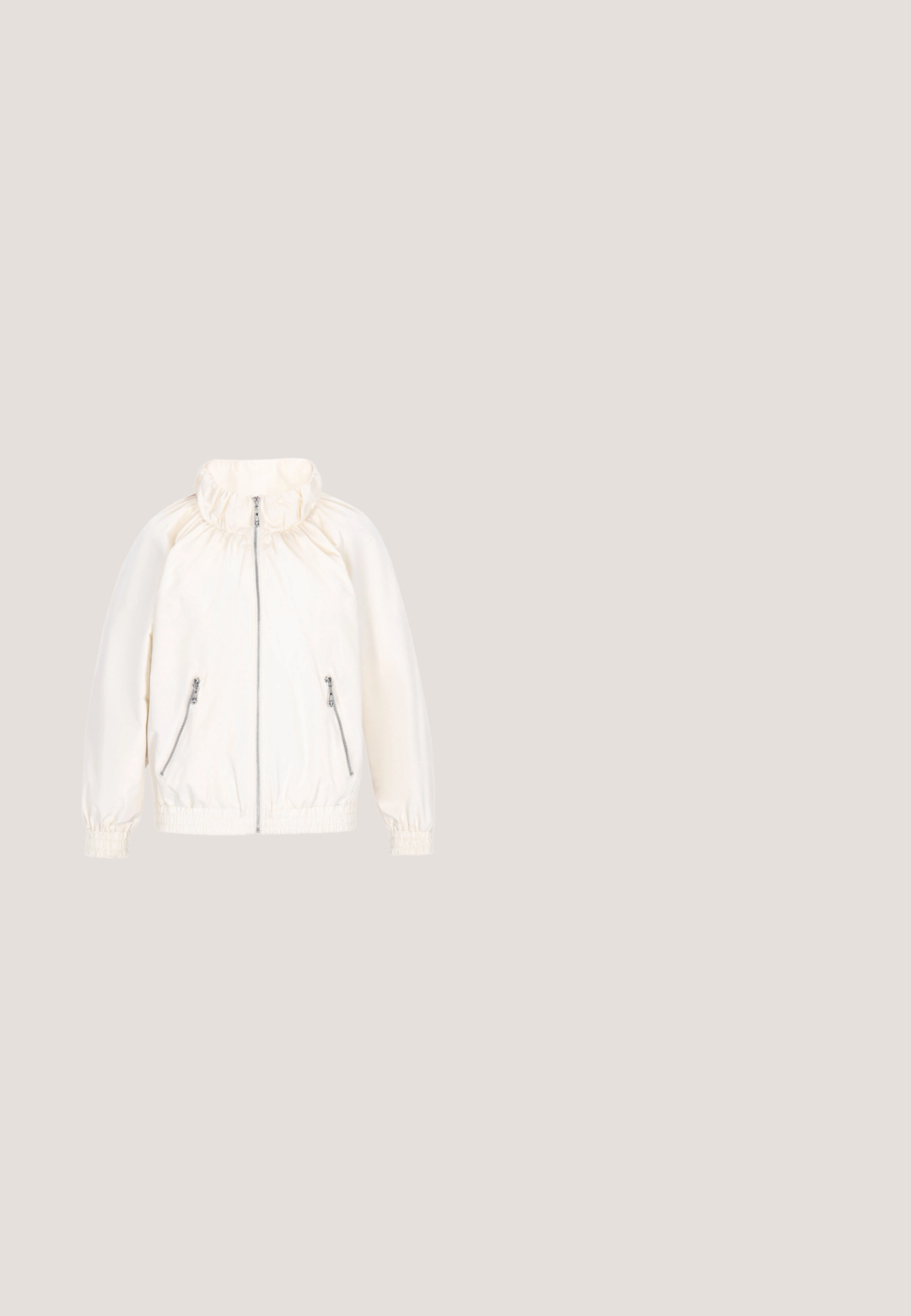 Veste blanche légère avec un col montant, fermeture éclair à l'avant, et ourlet et poignets élastiqués. Comprend deux poches latérales zippées.; Sweat à capuche crème zippé avec cordons, poches avant, manches longues et logo brodé discret sur la poitrine gauche.; Bodysuit blanc sans manches avec un col haut, orné d'une bordure à volants, fabriqué en matériau côtelé extensible, avec une silhouette ajustée.; Pantalon beige à jambes larges avec taille élastique et cordon, réalisé en tissu doux pour le confort et un port décontracté.; Bottine en suède beige avec un col crémeux en peluche, une semelle plate à plateforme et un logo "Valentino" embossé sur le côté.; Sac à main rectangulaire marron en fausse fourrure avec poignées en tissu beige et une étiquette suspendue beige embossée du nom de la marque.