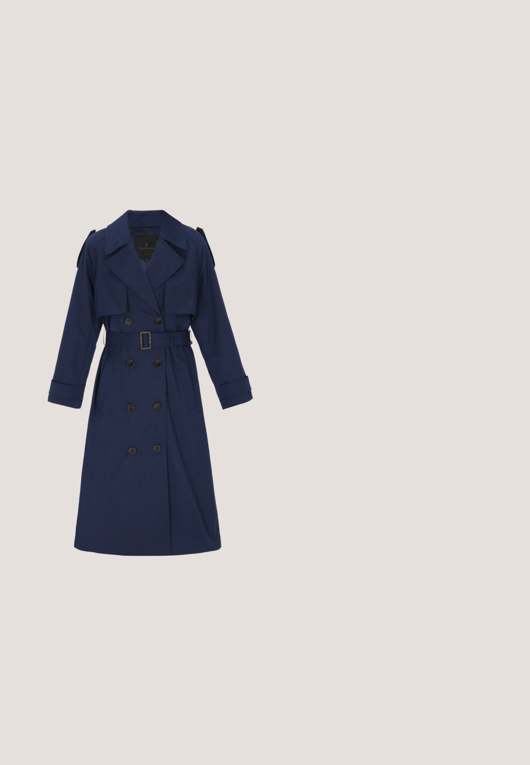 Marineblauer Trenchcoat aus strukturiertem Stoff, mit doppelt geknöpftem Vorderteil, breiten Revers, tailliertem Gürtel und Schulterklappen.; Hellblaues T-Shirt mit kurzen Ärmeln und Rundhalsausschnitt in schmaler Passform, dargestellt vor weißem Hintergrund.; Marinefarbene Chinos mit schlankem Schnitt, aus Baumwollstoff und einem weißen Gürtel mit goldfarbener Schnalle. Glatter Stoff, gerade Beine, minimalistisches Design.; Damen Ballerina aus marineblauem Wildleder mit niedrigem Absatz, rundem Zehenbereich und Blockabsatz auf weißem Hintergrund.; Hellblaue Ledertragetasche mit zwei Griffen und einer vorderen Klappentasche, die durch einen goldenen Knopf gesichert ist, minimalistisches Design.; Herzförmige Creolen in Goldton mit einem dünnen, offenen Design und silberfarbenen Stegen. Leicht strukturierte Oberfläche mit glatten Kanten.
