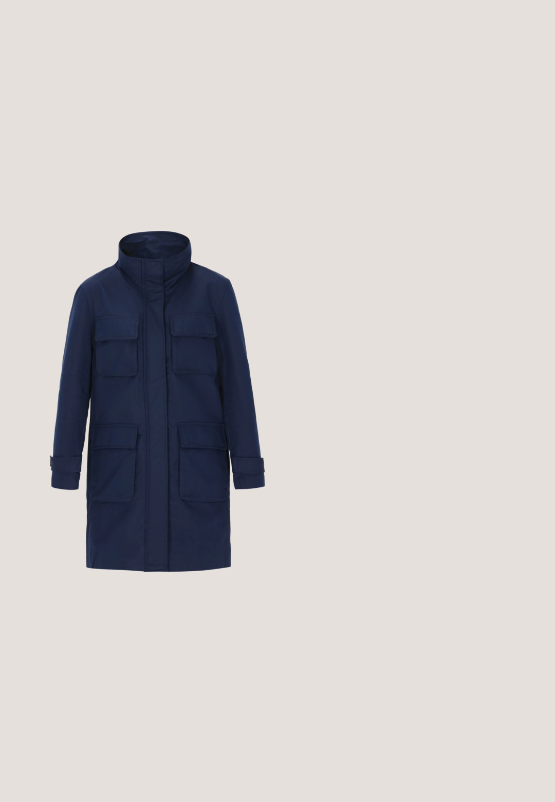 Navyblå overtøjsjakke lavet af stof med høj krave, fire forlommer og manchetter på ærmerne. Design i midt-lår længde.; Kortærmet sweater med maritim, lyseblå og hvid argyle mønster og blomsterdetaljer, der har ribbede manchetter og kant.; Marineblå bukser med slim fit, der har en lynlåslomme, glat tekstur og en knaplukning i taljen.; Hvide Nike Air Force 1 sneakers med marineblå detaljer, perforeret tå, flade snørebånd og gummisål, parret med ribbede hvide sokker.; Blå læderrygsæk med rund form, frontlomme, lynlås i toppen og justerbare stropper. Struktureret overflade med minimal hardware.; Guldarmbånd med et glat, afrundet design, der skifter mellem perle- og bølgemønstre, som reflekterer lys med en blank finish.