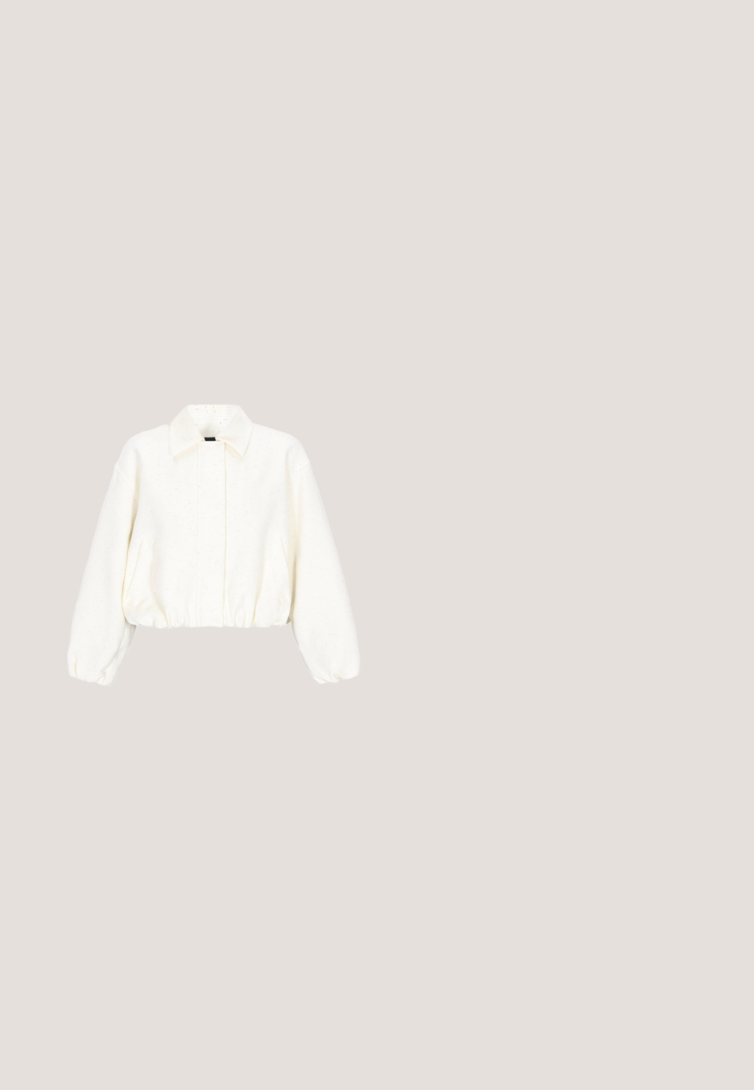 Weiße, kurz geschnittene Jacke mit langen, gepufften Ärmeln, spitzem Kragen, verdecktem Verschluss vorne sowie elastischem Bund und Bündchen.; Karen by Simonsen PENELOPE - Bluse - silver cloud; Weiße, weit geschnittene Hosen aus glattem, leichtem Stoff mit flacher Vorderseite, Seitentaschen und einem sauberen, maßgeschneiderten Erscheinungsbild.; Beiger Mule mit spitzer Kappe, mittelhohem gebogenem Absatz und minimalen Nahtdetails nahe der Öffnung auf weißem Hintergrund.; Helle strukturierte Handtasche aus strukturiertem Leder, mit gerundeten Griffen und einem sicheren Klappverschluss, der runde, weiche Akzente aufweist.; Perlenarmband mit unregelmäßigen weißen Perlen und einem goldenen Kettenverlängerungsverschluss auf weißem Hintergrund.