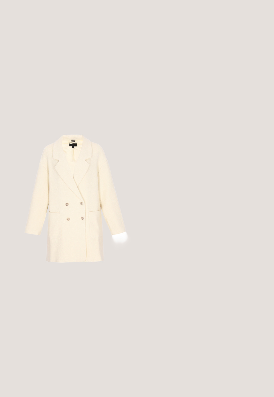 Crème-kleurige double-breasted blazer met brede revers, vier knopen, lange mouwen en twee voorzakken.; Lange, lichte jurk met een bloempatroon in teal en wit. Kenmerkt zich door een hoge halslijn, lange mouwen en een decoratieve gouden zoom.; Beige pump met lage blokhak, puntige neus en gladde afwerking, zijaanzicht op een witte achtergrond.; Vierkante zonnebril met grijze verloopglazen, dunne gouden metalen pootjes en transparante grijze acetate monturen.; Miriade Handtas - bianco; Zwarte stoffen scrunchie met een geraffelde, gladde textuur, ontworpen om het haar op zijn plaats te houden.