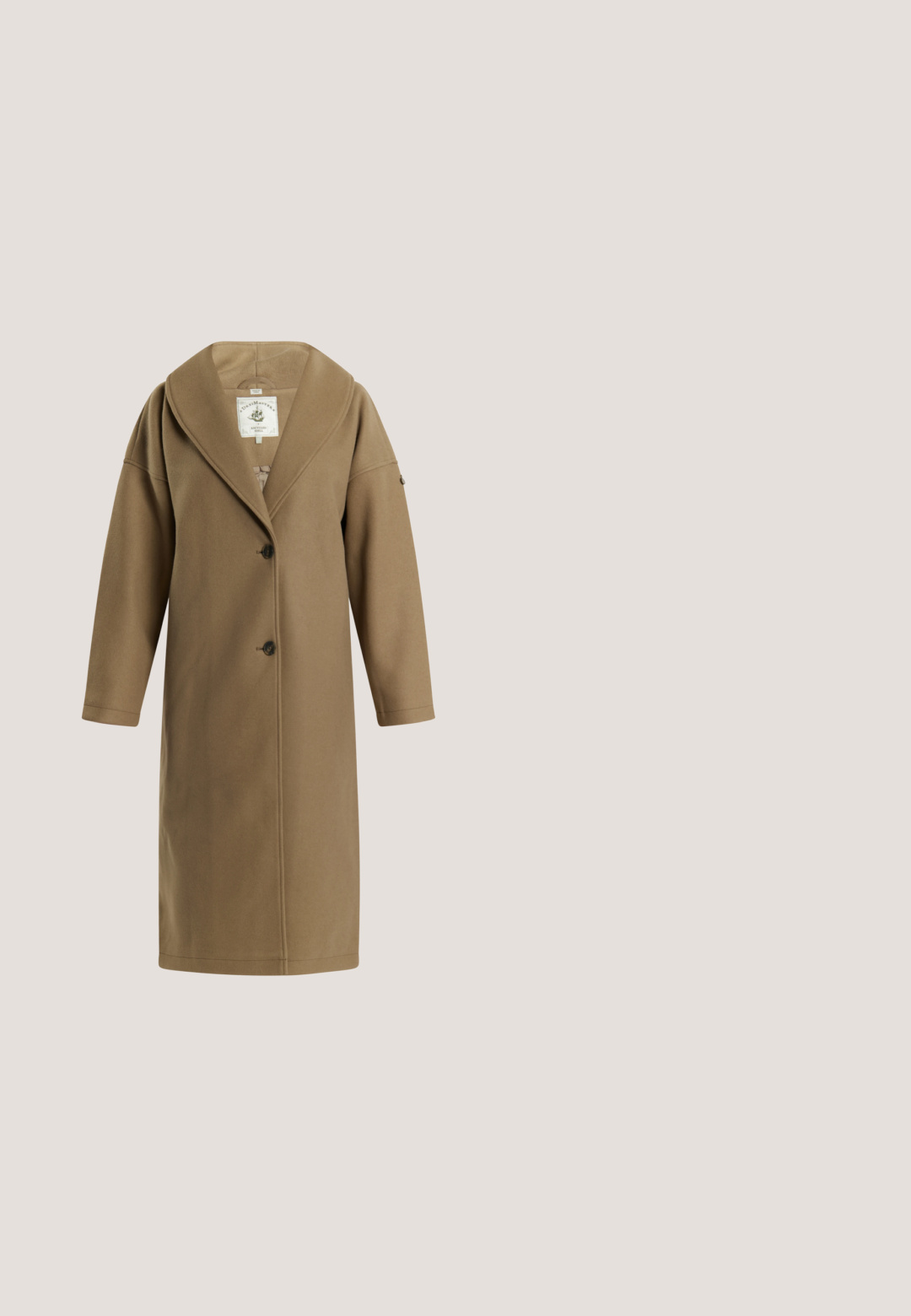 Lange camelbruine wollen jas met brede kraag, lange mouwen, twee knopen aan de voorkant en een ontspannen pasvorm.; Lichtroze, textuurgebreide trui met een ronde hals en lange mouwen. Ribbels aan de mouwen en zoom zorgen voor een casual pasvorm. Merkenlabel zichtbaar bij de hals.; Wijdlopende broek van lichtgrijze stof, met een smocktail, voorplooien en een gladde, zachte textuur.; Witte leren sneaker met platte veters, ronde neus, rubberen loopzool en een klein trekbandje bij de hiel. Gladde textuur met minimale ontwerpdetaillering.; Beige sjaal van zacht materiaal, rechthoekige vorm, met franjes aan de randen en een klein zwart merklabel in één hoek.; Bruine leren totebag met een gestructureerde afwerking, open bovenkant en twee lange, platte schouderbanden. Voorzien van een gouden logodetail aan de voorkant.