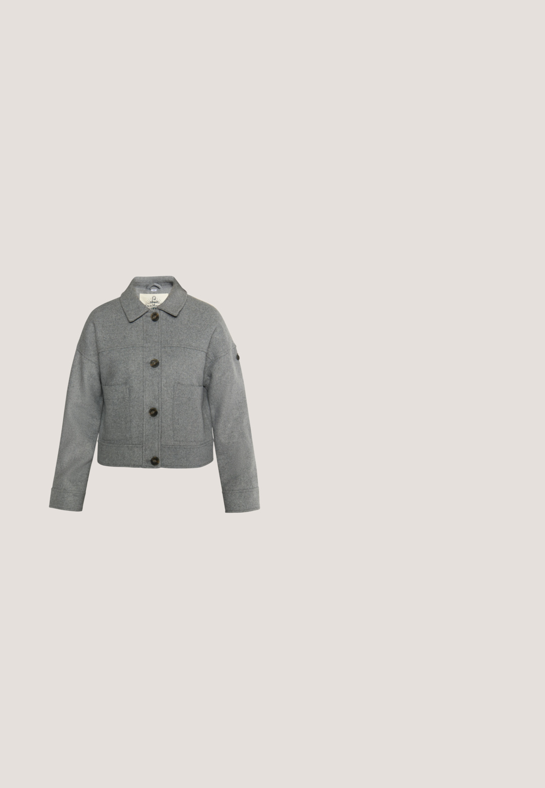 Grå uld jakke med knapper, krave, lange ærmer og to forlommer.; Mørkegrå, tekstureret sweater med rund hals og lange ærmer, der har en central søm nedad foran. Klassisk, afslappet stil.; Mørkegrå, bredbenede bukser lavet af blødt stof, med elastisk talje og snøre samt to sidelommer.; Mørkegrå ruskinds ankelstøvle med en rund tå, blødt foer og en gummisål med et struktureret slidbane. Trækstrop på bagsiden.; Grå blød skuldertaske i læder med bred strop og enkelt sømdetalje, der løber vertikalt ned foran i midten.; Sølv sommerfugl vedhæng halskæde på en tynd kæde. Har et simpel, udskåret design med en justerbar længde lås.