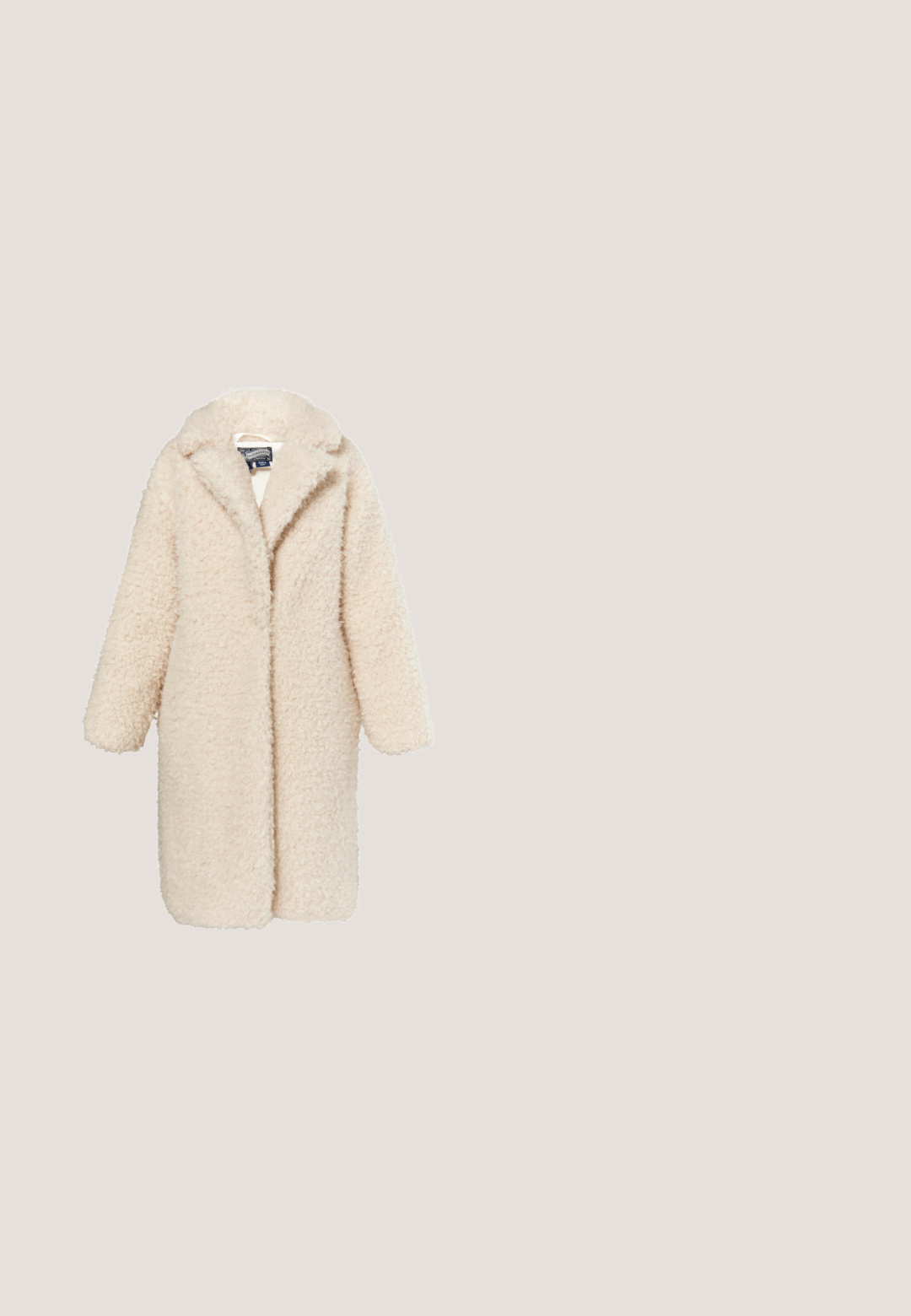 Lange crèmekleurige teddyjas met brede kraag en lange mouwen, gemaakt van zachte, gestructureerde, pluizige stof.; Beige gebreid trui met een diepe V-hals, ribbelstructuur en schuine schouders; voorzien van een ontspannen pasvorm en zijsplitten aan de onderkant.; Beige langemouwen ribben top met een ronde halslijn. Heeft een aansluitend ontwerp en licht gerafelde zoomdetails op de mouwen en onderkant.; Beige wijde broek met elastische tailleband, rechte snit en een gladde, zachte stoftextuur.; Beige suède instapschoen met een zachte, fluffy crème schapenvachtvoering. Voorzien van een platte, gestructureerde rubberen zool voor grip.; Beige schapenleren schoudertas met een gebogen handvat en een afgeronde vorm. De textuur is zacht en plush, met minimale hardwareaccenten.
