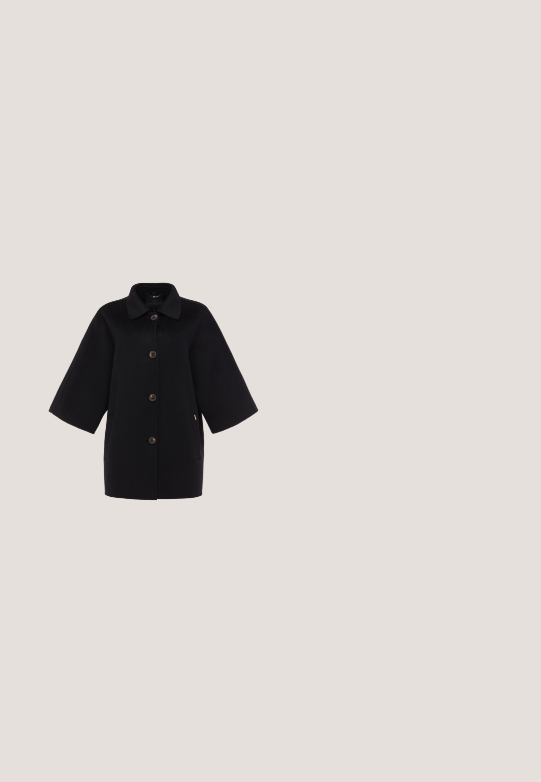 Manteau noir mi-long avec manches larges trois-quarts, un col, quatre boutons sur le devant et des poches latérales.; Robes polo en tricot avec un motif géométrique noir et blanc. Caractéristiques des manches courtes, un col et trois boutons sur le devant.; Bottes blanches jusqu'au genou avec une finition lisse et brillante. Talon carré et détails de couture subtils sur le côté.; Lunettes de soleil en écaille de tortue avec une forme arrondie, lentilles dégradées marron et montures épaisses et lisses. Le design présente une branche ondulée.; Sac à main en cuir noir avec une poignée supérieure, une bandoulière amovible et un fermoir rectangulaire doré sur le rabat avant.; Bandeau en tissu noir à pois blancs noué en nœud avec deux extrémités libres sur fond blanc.