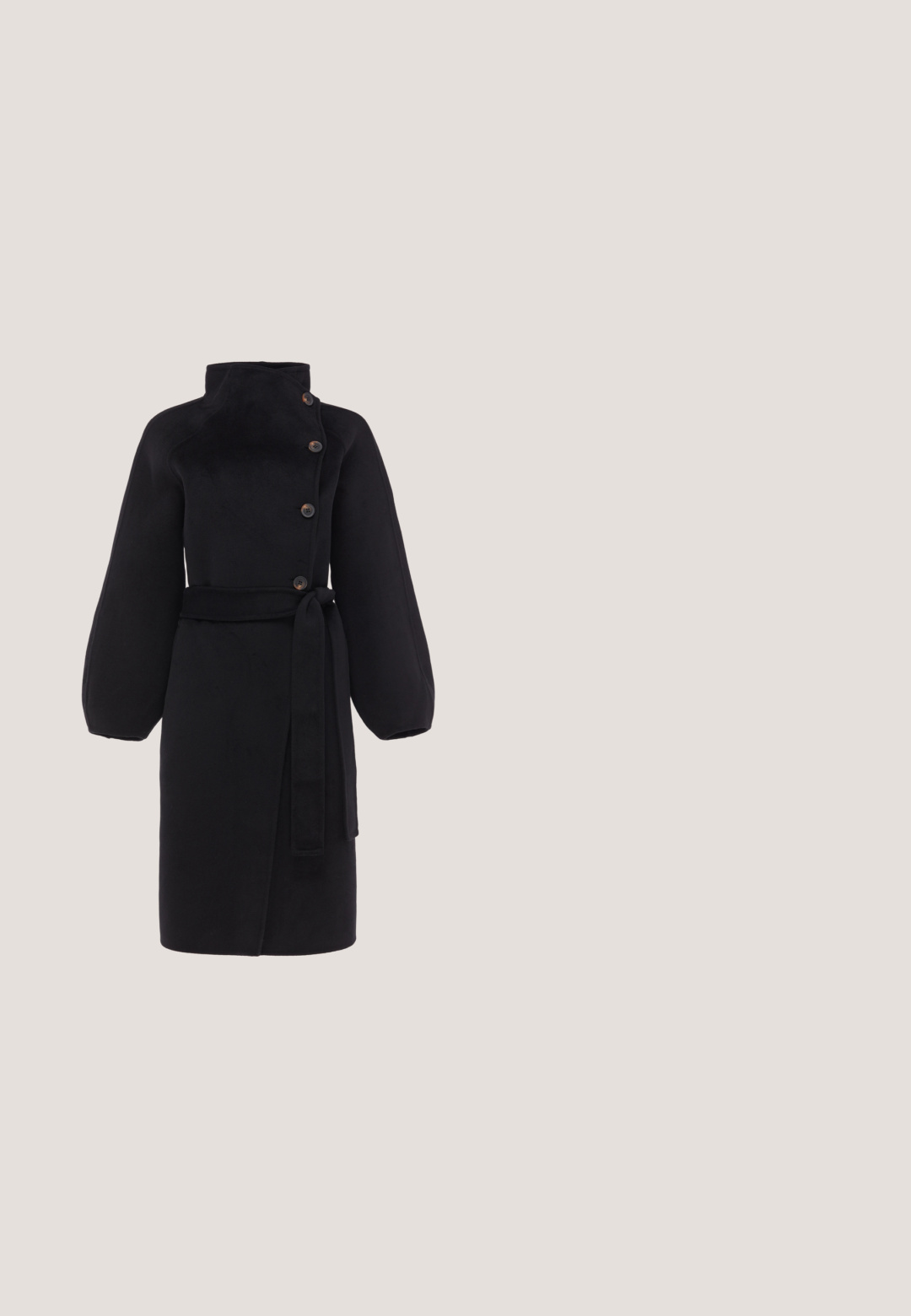 Long manteau noir avec col montant, manches ballon, boutons sur le devant inclinés sur le côté et ceinture assortie à nouer à la taille.; Chemise blanche à manches longues en tissu lisse, avec une fermeture à boutons à l'avant, un col pointu et des détails froncés sur les côtés pour un effet épuré.; Escarpin en cuir noir avec un bout rond, un accent de boucle dorée sur le dessus, et un petit talon bloc pour la stabilité. Texture lisse sur toute la surface.; Lunettes de soleil noires avec de grandes lentilles arrondies et une monture brillante. Comprend des accents dorés subtils et un design lisse et léger.; Sac à main en cuir noir texturé avec une poignée supérieure et une bandoulière détachable, doté d'un fermoir doré incurvé sur le rabat avant.; Collier en chaîne d'or avec de grandes mailles ovales et un fermoir décoratif orné de petites pierres claires incrustées pour plus de détails.