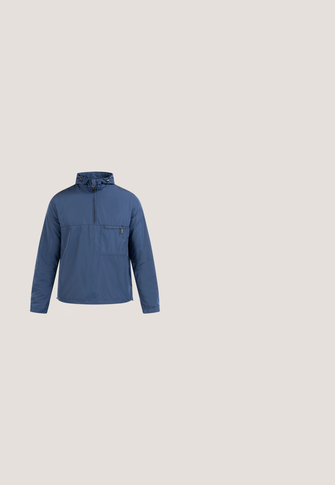 Blaues Pullover-Jackett mit vorderem Halb-Reißverschluss, Kapuze mit verstellbaren Kordeln und einer mit Reißverschluss versehenen Brusttasche.; Himmelblaues T-Shirt mit kurzen Ärmeln und Henley-Ausschnitt, zwei metallischen Knöpfen und bedruckten Texthighlights in Marineblau und Burgunderrot. Weicher Baumwollstoff.; Dunkelblaue Denim-Shorts mit klassischem Fünf-Taschen-Design, umgeschlagenem Saum und Knopfverschluss. Glatte Textur.; Dunkelblaue Knöchelstiefel aus strukturiertem Leder, mit burgunderfarbenen Schnürsenkeln und Metallösen, einer robusten Gummisohle und einem Kunstpelzfutter.; Blaue Sonnenbrille mit rechteckigem Rahmen, dunkel getönten Gläsern und strukturierten Bügeln, schräg auf einem weißen Hintergrund.; Geflochtener dunkelgrauer Stoffgürtel mit silberner Metall-Schnalle und dunkelbraunen Lederakzenten an Spitze und Schlaufe vor weißem Hintergrund.
