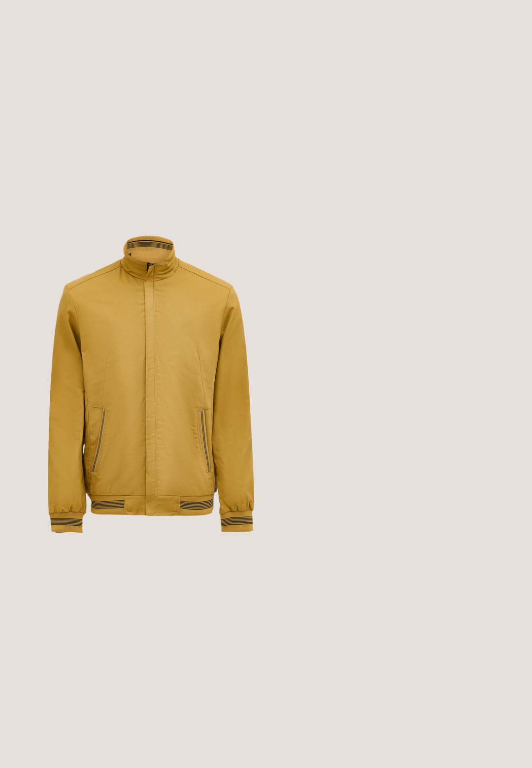 Geel jack van gladde stof, met een staande kraag, ritsluiting, zijzakken en ribgebreide manchetten met gestreepte accenten.; Beige crewneck sweater gemaakt van zachte stof. Beschikt over ribgebreide manchetten en zoom, een gladde textuur en een klassiek, ongecompliceerd ontwerp.; Effen wit T-shirt met korte mouwen en een ronde hals, getoond op een witte achtergrond, met het merk Drykorn op het binnenlabel in de hals.; Zwarte denim jeans met een losse pasvorm, hoge taille, vijf zakken en een opvallende knoopsluiting. Heeft subtiele vervaging en een recht gesneden ontwerp.; Bruine suède wandelschoenen hebben rode veters, metalen oogjes en een zwarte rubberen zool met een robuust ontwerp voor grip.; Zwarte rechthoekige duffeltas met dubbele handvatten, verstelbare riemen, voorvak en "HUGO"-logo op een effen achtergrond.