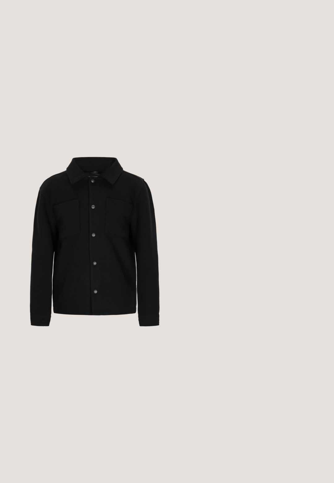 Sort jakke med knapper, lavet af struktureret stof, med kravedesign, to frontlommer og en lige skærekonstruktion.; Mørkegrå, langærmet crewneck sweater med ribbede manchetter og kant, lavet af et blødt strikket stof.; Sort kortærmet t-shirt lavet af bomuld. Har en klassisk rund hals og en simpel forside uden yderligere mønstre eller accenter.; Sorte bukser lavet af glat stof. Har en knaplukning, bæltesløjfer og et slim fit-design med tapered ben. Ingen synlige mønstre.; Sort læder Chelsea-støvle med elastisk sidepanel, trækrem bagpå og tykk gummisål, vist i profil på hvid baggrund.; Sort læder toilettaske med en horisontal lynlåslomme foran og et sidehåndtag på en hvid baggrund.