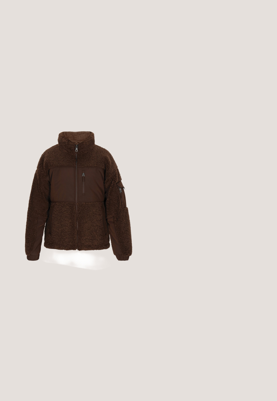 Ruskea fleece-takki, jossa on täysi etuvetoketju, korkea kaulus, vetoketjullinen rintatasku ja vetoketjullinen tasku vasemmassa hihassa.; Punainen fleece-huppari, jossa on teksturoitu pinta, etutasku ja kiristettävä huppu. Rinnassa on kultainen brodeerattu logo.; Beige lyhythihainen t-paita, jossa on kaksi mustaa raitaa kummassakin hihaosassa ja pieni musta käsinkirjoitettu teksti vasemman rinnan yläosassa.; Ruske nahke hlače z intrikatno vezenino, pasom z okrasno sponko in stranskimi žepi. Teksturna površina z nastavljivimi vezalkami.; Ruskosuisimukki, jossa on pyöreä kärki, matala nilkkosuunnittelu ja teksturoidusta sisävuorista. Litteä pohja, jossa on hienovarainen kuvio.; Beigen värinen maastokuvioitu vyölaukku, jossa punaiset yksityiskohdat, etutasku vetoketjulla, kangashihna ja tuotemerkin etiketti, jossa teksti.