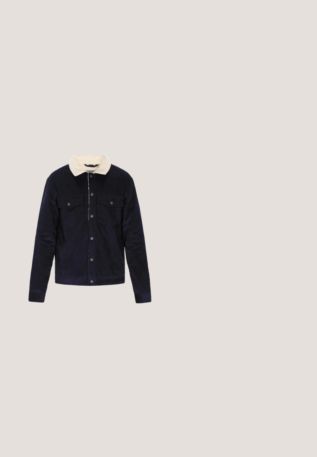 Marineblå kordfløjljakke med krave i hvidt kunstpels, frontknaplukning og to brystlommer. Tekstureret stof med et klassisk design.; Strikpullover i mørkeblå og lysegrå nuancer, med høj krave og halv lynlås, samt et struktureret mønster gennem hele.  ; Mørkeblå kortærmet henley t-shirt med tre-knaps placket, blødt bomuldsstof og en subtil logo-detalje på brystet.; Lys grå lige ben jeans med lynlås foran, for- og baglommer samt bæltestropper, vist på en hvid baggrund.; Sort læder ankelstøvle med lynlås i siden, afrundet tå og tekstureret sål. Har en træksløjfe bagpå for nem påtagning.; Sort messengerbag lavet af glat materiale, med rektangulær form, frontlomme og præget logo på fronten. Justerbar rem medfølger.