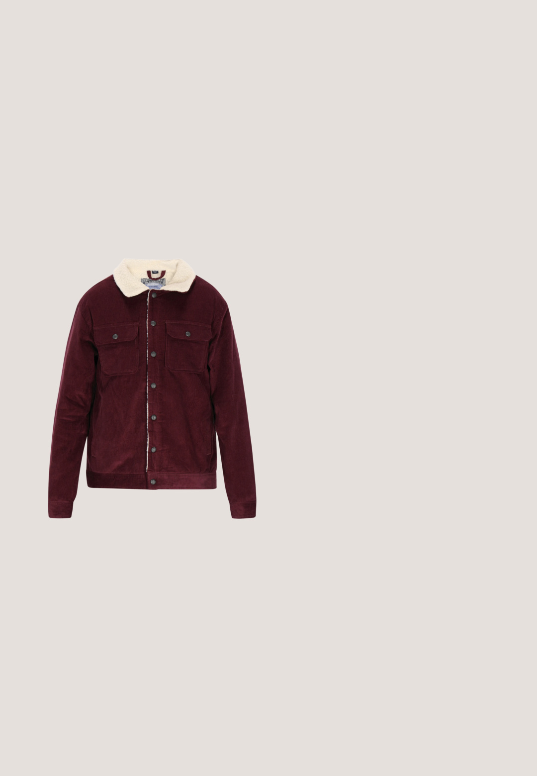 Bordeaux corduroyjakke med en cremefarvet sherpa-krave, frontlukning med knapper og to brystlommer. Tekstureret, varm design, lange ærmer.; Brun strikket sweater med høj krave og halvlukning med lynlås. Har en subtil tekstur og et lille logo på brystet. Lange ærmer.; Mørkerød langærmet polo-shirt med en mørkegrøn krave, tre-knaps placket og et lille fuglelogo på brystet. Glat tekstur.; Mørkeblå slim-fit Levi's Performance jeans med fem lommer og synlig syning på hvid baggrund.; Sorte læder Chelsea støvler med elastiske sidepaneler og rund tå, der har en tekstureret sål og diskrete syninger, hævet over en træoverflade.; Sort læderbælte med en sølvfarvet metalspænde, der har en glat tekstur og et enkelt prong-design. Mærke logo præsenteret nær spænder. 