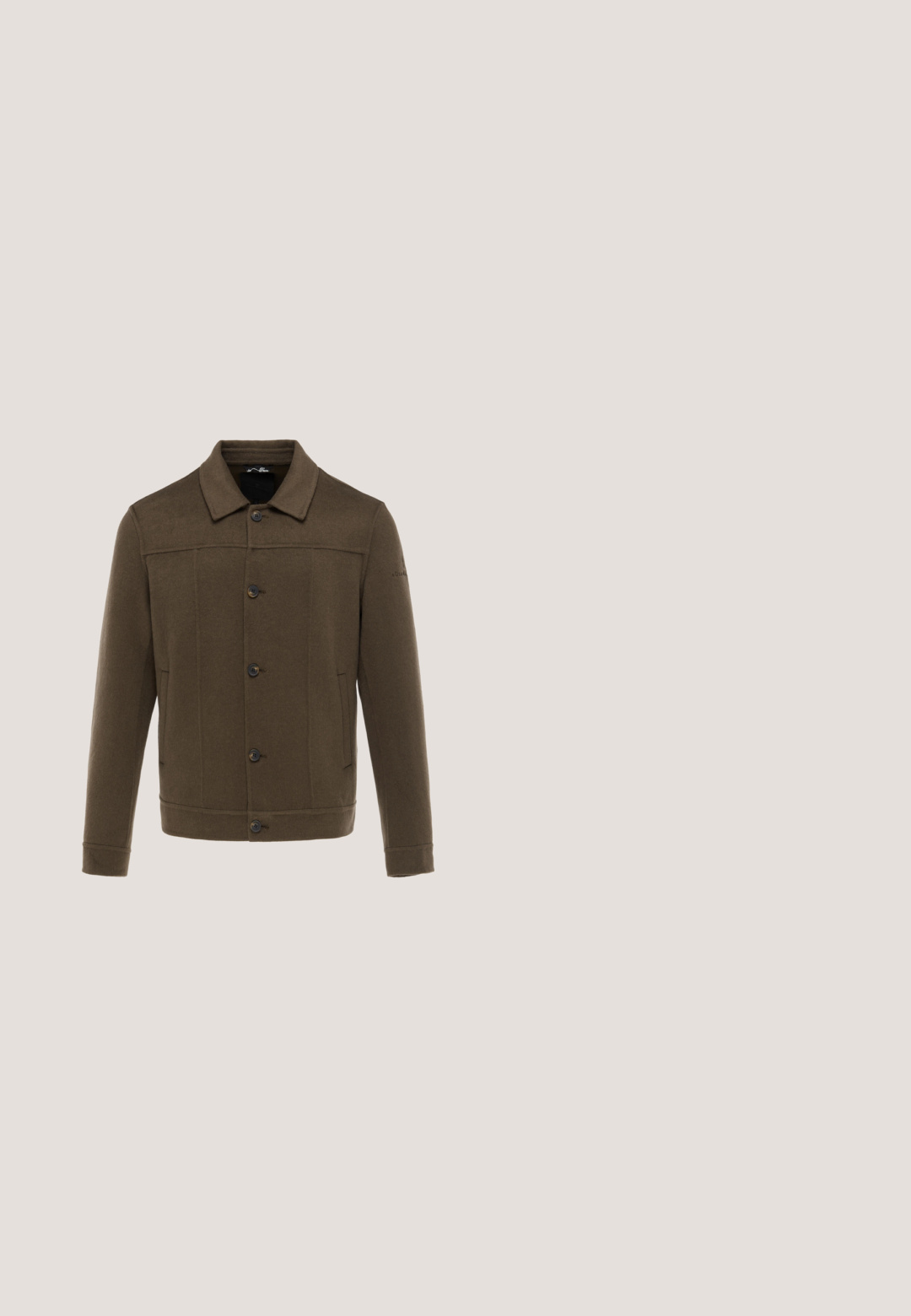 Bruine jas met knopen, kraag, lange mouwen en twee zijzakken, getoond op een witte achtergrond.; Lichtbruine pullover met een ritskraag, lange mouwen en een zachte textuur, gemaakt van fijn gebreid materiaal.; Donkerbruine korte mouw polo met een twee knopen brede kraag en gestructureerde stof, weergegeven tegen een eenvoudige witte achtergrond.; Donkerbruine, op maat gemaakte herenhose met riemlussen, vooraan knopen en ritssluiting, weergegeven tegen een witte achtergrond.; Kastanjebruine leren Chelsea boots met elastische zijpanelen, een afgeronde neus en een lage blokhak. Voorzien van een trekhaak aan de achterkant voor gemakkelijk aan- en uittrekken.; Bruine leren documenthouder met een gestructureerd oppervlak, voorzien van een voorvak met rits en een subtiele logo-afdruk aan de bovenkant.