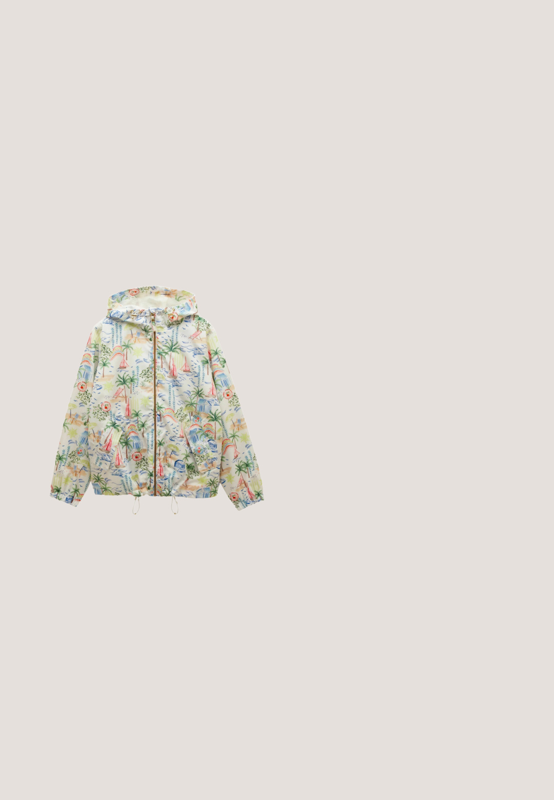 Chaqueta ligera con capucha con estampado tropical de palmeras, veleros y escenas de playa, con cremallera frontal y bajo con cordón ajustable.; Peto corto beige de lino con tirantes anchos, bolsillo delantero, botones de madera y cintura fruncida sobre un fondo liso.; Chanclas negras con suela plana, que presentan correas delgadas y una plantilla texturizada. Pequeño logo en la correa. Diseño simple y minimalista.; Gafas de sol cuadradas sobredimensionadas con lentes marrones degradados y patillas finas de metal dorado.; Bolsa tote reutilizable de color beige claro con garabatos coloridos de temática marina y alimentos, incluyendo cangrejo, conchas, fresa, rodaja de limón y cintas.; Collar de cordón verde con dos dijes dorados, uno con forma de concha blanca y el otro un pequeño cristal rectangular.