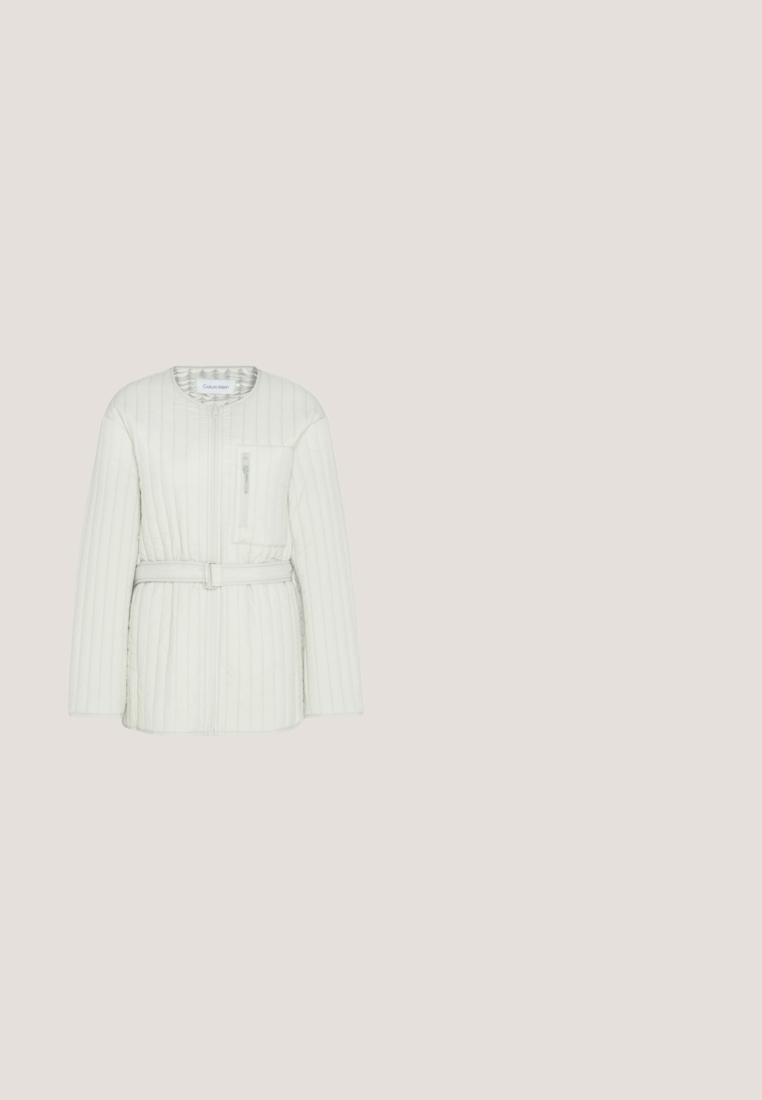 Calvin Klein VERTICAL QUILTED JACKET - Välikausitakki - belgian block; Musta ribattu lyhythihainen T-paita pyöreällä kaula-aukolla, jossa on pieni vihreä Lacosten krokotiililogo vasemmassa rinnassa.; Harmaat housut, joissa on joustava vyötärö, leveät lahkeet ja sileä pinta. Ei näkyviä kuvioita tai varusteita.; Mustat urheilukengät, joissa on verkkomateriaalia ja synteettinen päällinen, tekstuuriset yksityiskohdat, paksu kumipohja ja tukevat suunnitteluominaisuudet.; Vagabond DEIA - Käsilaukku - black; Hopehopeita, joissa on aaltoileva, epäsäännöllinen pinta. Niissä on ohut, pyöreä muoto ja heijastava pinta.