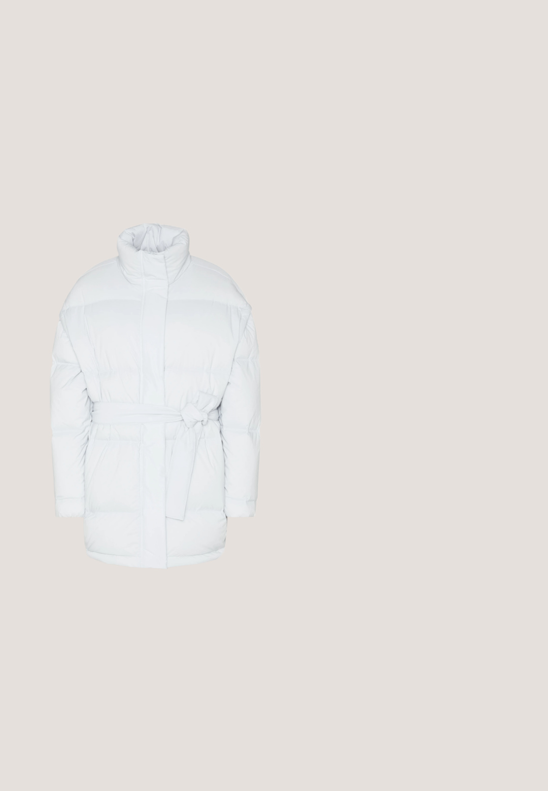 Hvid dunjakke med høj krave, bælte i taljen og quiltet design. Har to sidelommer og en glat, skinnende tekstur.; Hvid strikket sweater med rund halsudskæring og lange ærmer, med et sort "calvin klein" logo over brystet. Blød tekstur, cropped snit.; Lys grå bukser med elastisk talje, bred benudskæring og glat overflade. Ingen synlige mønstre eller hardwaredetaljer.; Hvide vandtætte vinterstøvler med en polstret overdel, tekstureret design, justerbare snørebånd og en robust gummisål for godt fæste.; Hvid skuldertaske i læder med lynlås, buet form og forhøjet CK-logo prægget på forsiden.; Sølv metal hoop øreringe med et tekstureret design, der har en lille post bagpå og branding på en af øreringene. Rund form med en poleret overflade.