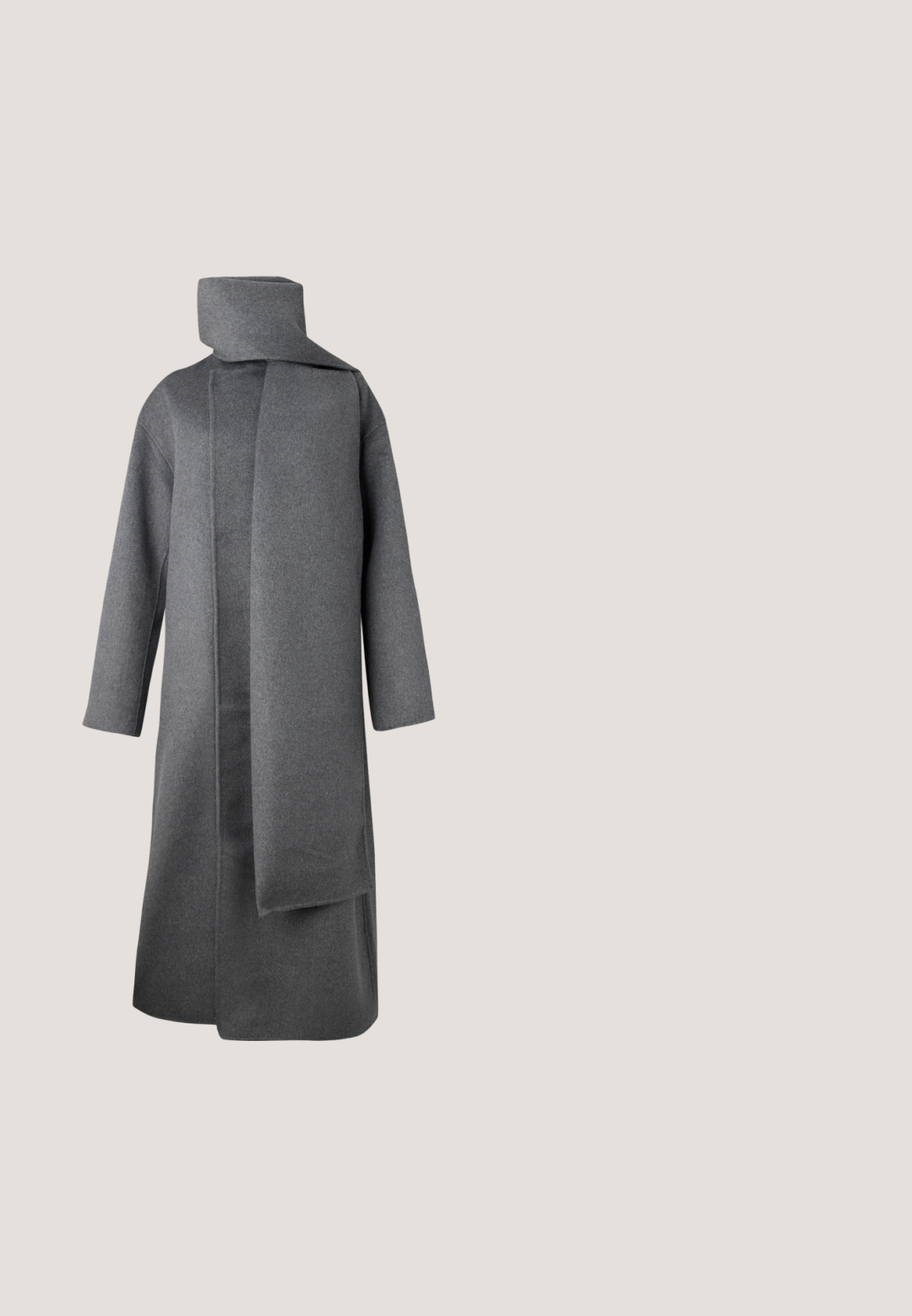 Manteau long gris en tissu doux et texturé ; possède un col montant, une coupe droite et une écharpe attachée. Aucune fermeture visible.; Cardigan beige à col en V, avec un motif en diamant dans des tons bleu clair et marron. Il présente une bordure côtelée et trois boutons marron.; Débardeur en satin, orné d'un motif abstrait coloré dans des tons de rose, d'orange et de violet, avec un design drapé à l'avant.; Pantalon taille haute gris clair, coupe fuselée, motif écossais subtil, devant plissé et poignets à boutons à la cheville.; Bottine en cuir noir avec bout pointu et talon moyen incurvé unique, présentée sur un fond gris clair uni.; Sac d'épaule en cuir marron avec motif tressé, forme courbée et bandoulière réglable sur fond blanc.