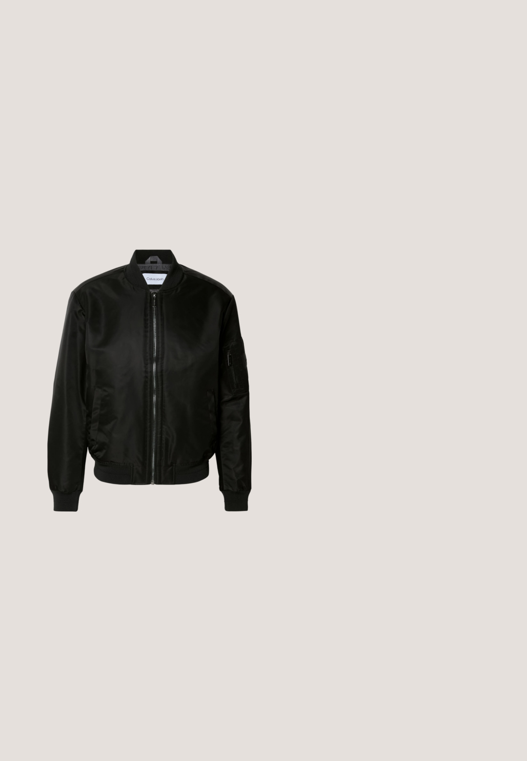 Chaqueta bomber negra hecha de nailon brillante, con cremallera frontal, puños y dobladillo acanalados, y un bolsillo con cremallera en la manga izquierda.; Sudadera negra de manga larga con cuello redondo, de diseño sencillo y sólido, con una pequeña etiqueta de la marca en el interior del cuello.; Camisa blanca de manga larga con botones, hecha de algodón. Presenta un cuello estándar, tapeta frontal con botones y dobladillo redondeado. Logo de la marca discreto.; Pantalones vaqueros de mezclilla negra con un corte slim, que cuentan con cuatro bolsillos, cierre con botón metálico y detalles de desgaste ligero. Textura suave y diseño clásico.; Zapatilla blanca de perfil bajo con lengüeta del talón texturizada en negro, cordones blancos y suela gruesa sobre un suelo de cemento pulido cerca de bloques de vidrio.; Bolso compacto cruzado de cuero negro texturizado con costuras frontales y logo "Calvin Klein", con una correa de hombro ajustable.