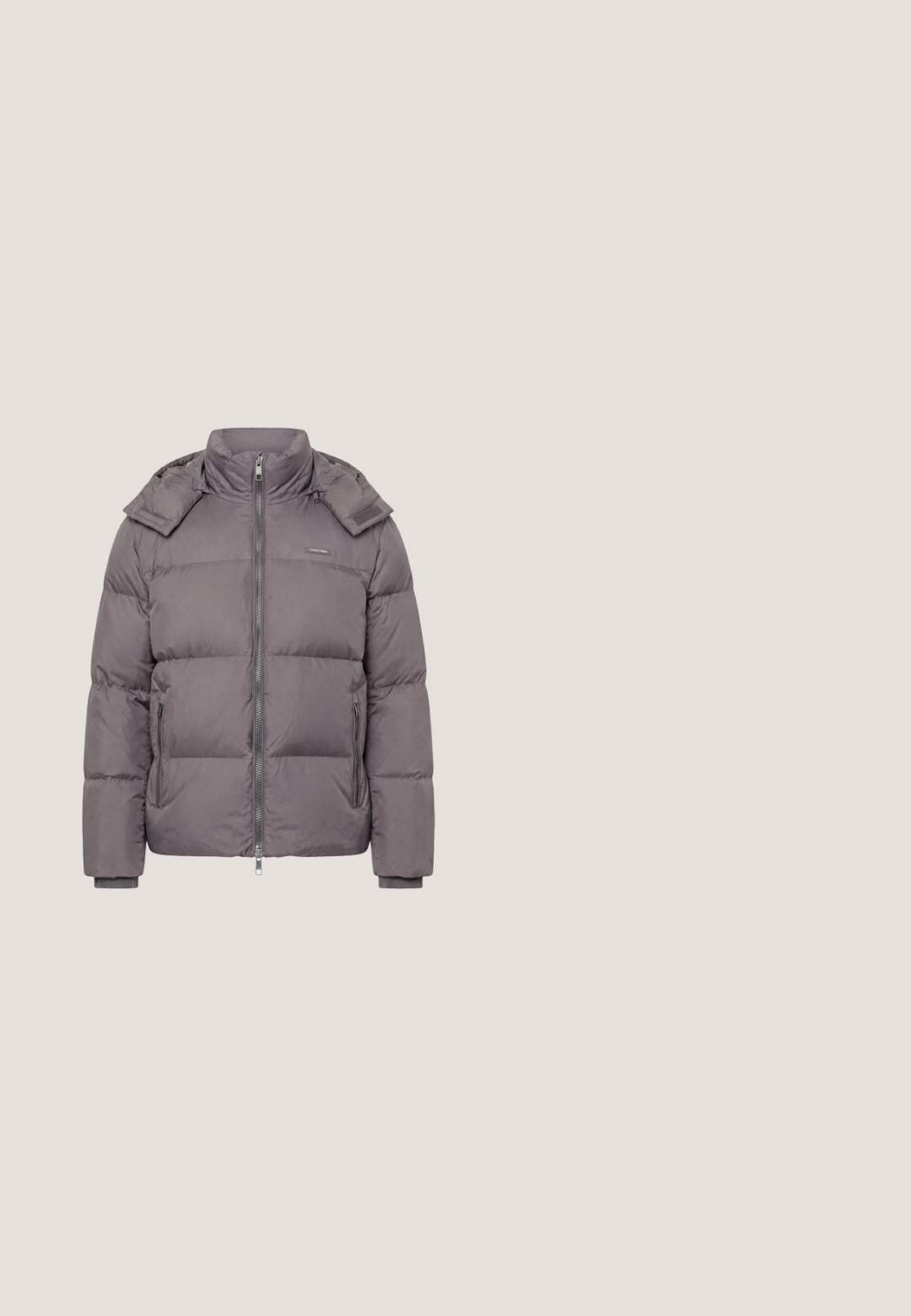 Veste courte matelassée grise avec col montant, fermeture éclair à l'avant, poches latérales et rabats d'épaule amovibles, conçue pour temps froid.; Pull en tricot épais de couleur vert foncé, avec un col rond, des épaules tombantes et un motif texturé sur toute la surface. Poignets et ourlet côtelés.; Polo noir à manches courtes avec col et boutons, avec un petit logo blanc Calvin Klein sur le côté gauche de la poitrine.; Jean en denim noir à coupe droite avec fermeture avant par bouton et zip, poches avant et arrière, présenté sur fond blanc.; Bottine noire en cuir texturé avec un bout rond, un design à lacets, et une solide semelle en caoutchouc noir. Elle est dotée d'une boucle au talon.; Sac messenger noir en matériau synthétique texturé, quincaillerie argentée, bandoulière réglable, avec plaque logo à l'avant et fermeture éclair.