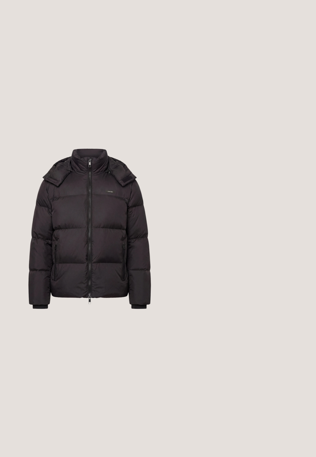 Sort dynejakke med høj krave, lynlås foran, sidelommer med lynlås og aftagelige skulderklapper, vist på hvid baggrund.; Lyserød crewneck sweatshirt med ribbede manchetter og kant, der har et lille hvidt logo på brystet. Lavet af blødt bomuldsstof.; Hvid kortærmet T-shirt med rund hals, med "cK Calvin Klein" logo trykt i sort og grå centreret på brystet.; Sorte denimjeans med slim fit, med synlige slidte områder ved knæene, fem lommer og en standard knap- og lynlåslukning.; Sorte læder ankelstøvler med rund tå, snørelukning og en løkke bagpå. Tekstureret overdel og gummisål.; Sort læder crossover taske med tekstureret finish, udstyret med en frontlomme med lynlås og en justerbar stofrem. Mærkets logo er synligt.