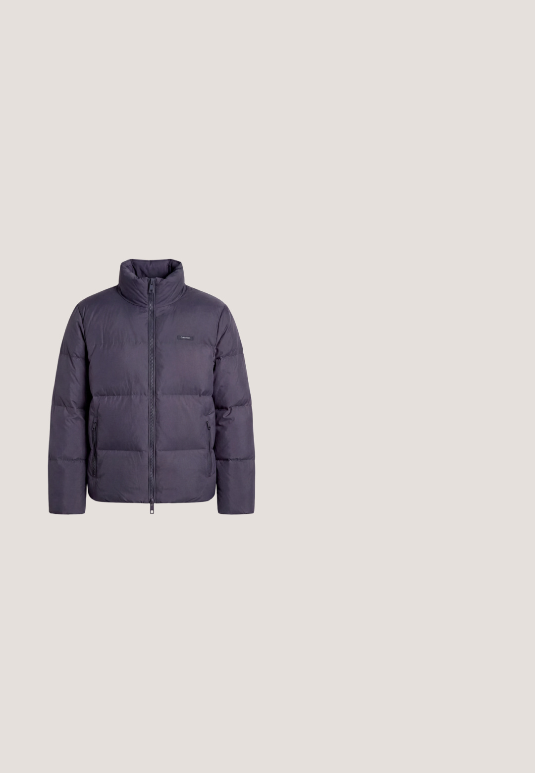 Chaqueta acolchada gris oscuro con cuello alto, cremallera frontal, dos bolsillos laterales con cremallera y pequeño logo rectangular en el pecho izquierdo.; Sudadera marrón con cierre de cremallera en el cuello y mangas largas, hecha de tela suave, con un logo discreto en el pecho y puños y dobladillo acanalados.; CLOSED LOGO - Camiseta básica - blush pink; Pantalones marrón oscuro de corte recto con trabillas para cinturón y un pequeño mosquetón de plata sujeto a la cintura.; Bota negra de cuero hasta el tobillo con tirador y paneles laterales elásticos flotando sobre una superficie de madera, con hierba verde desenfocada en el fondo.; Bolso bandolera de cuero texturizado marrón oscuro con múltiples compartimentos con cremallera y un bolsillo frontal con solapa.