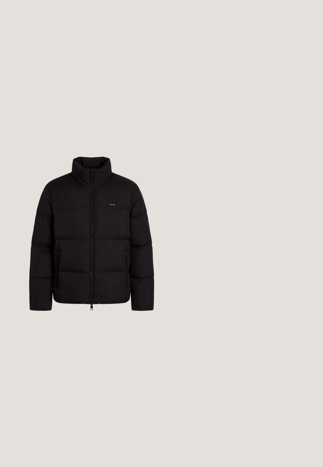 Schwarze Steppjacke mit hohem Kragen, Frontreißverschluss, zwei seitlichen Reißverschlusstaschen und kleinem Calvin Klein-Logo auf der Brust.; Schwarzes T-Shirt mit kurzen Ärmeln aus weicher Baumwolle. Es hat einen runden Ausschnitt, eine gerippte Textur und ein dezentes Logo-Detail auf der Brust.; Schwarzes Langarm-Polohemd, gerippte Textur, Knopfleiste mit drei Knöpfen, gesticktes Logo auf der Brust, enganliegende Bündchen und Saum. Material aus weichem Baumwollmix.; Schwarze Straight-Leg-Jeans aus Denim mit Knopf- und Reißverschluss vorne, Vorder- und Gesäßtaschen, auf weißem Hintergrund dargestellt.; Schwarze Knöchelstiefel aus glattem Material mit subtilen Nähten, einer Gummisohle und einem eleganten Design, platziert auf einer Oberfläche mit Holzstruktur.; Schwarze Calvin Klein Umhängetasche mit verstellbarem Riemen, Frontreißverschlusstasche und dezentem Logo auf genarbter Lederoberfläche.
