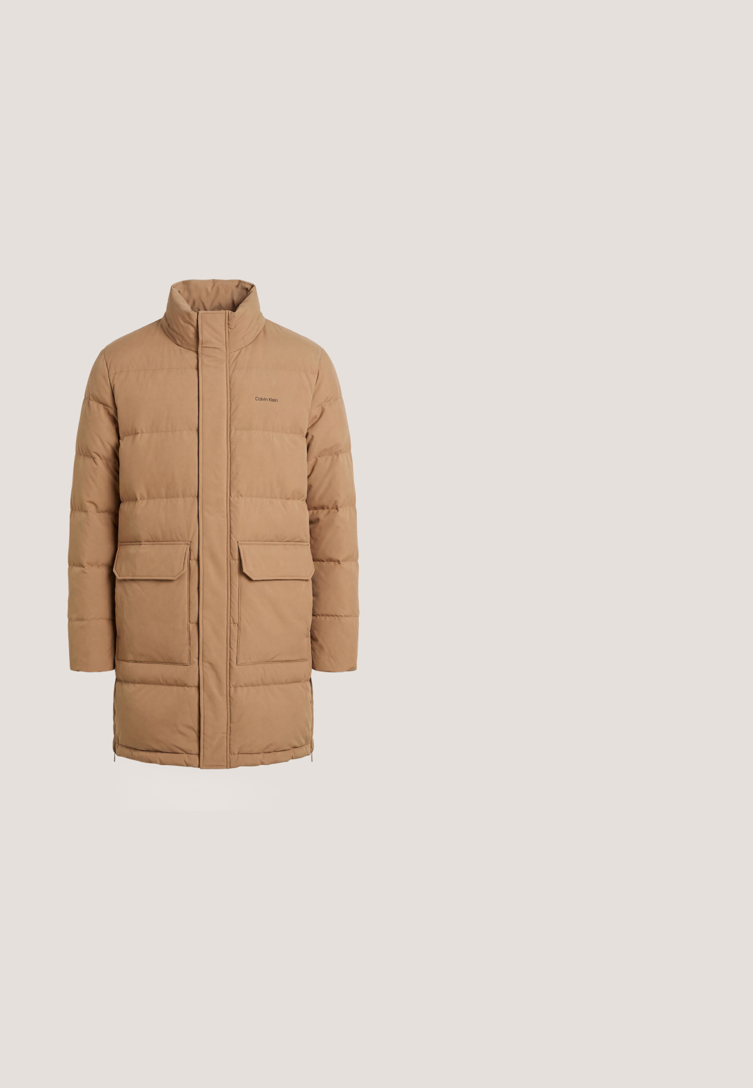 Manteau d'hiver long beige rembourré avec col montant, fermeture éclair dissimulée à l'avant, deux grandes poches à rabat et logo Calvin Klein sur la poitrine.; Pull crème en maille torsadée avec un col rond et des poignets et ourlet côtelés. Confectionné dans un mélange de laine douce, présentant un design texturé.; T-shirt marron à manches courtes et col rond avec le logo "Calvin Klein" centré sur la poitrine.; Pantalons cargo beiges avec deux poches latérales, coupe ajustée, fabriqués en tissu léger, dotés d'une fermeture à bouton sur le devant et de passants de ceinture.; Bottines en cuir marron avec une embout rond, des détails de lacets et une semelle en caoutchouc noire. Logo notable sur le talon et accents de couture.; Trousse de toilette rectangulaire de couleur vert olive avec une sangle horizontale noire et un écusson logo Calvin Klein sur le devant, fermeture éclair sur le dessus.