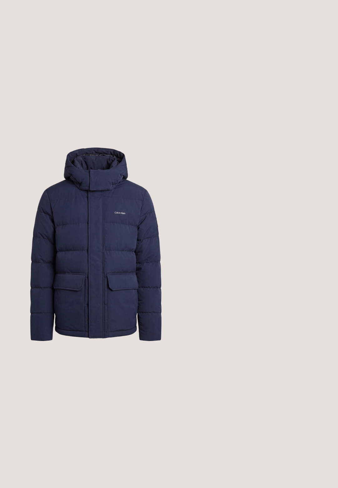Navyblå polstret vinterjakke med hætte, frontlynlås dækket af klap, to forlommer med klap og Calvin Klein-logo på brystet.; Mørkeblå Levi's hættetrøje med snøretrækshætte og lille syet logo på brystet.; Marineblå bomuld T-shirt med korte ærmer, rund halsudskæring og orange broderet tekst "Originals Studio" på frontens midte.; Mørkeblå denimjeans med lige ben-design, fem lommer og knap-lynlås. Stoffet viser en subtil falmning og tekstur.; Brune ruskindsankelstøvler med snørebåndsdesign, der har metaløjer, en gummisål med treads og en forstærket tåcap.; Navyblå rektangulær skuldertaske med justerbar sort strop og lille sort logopatch i nederste højre hjørne.