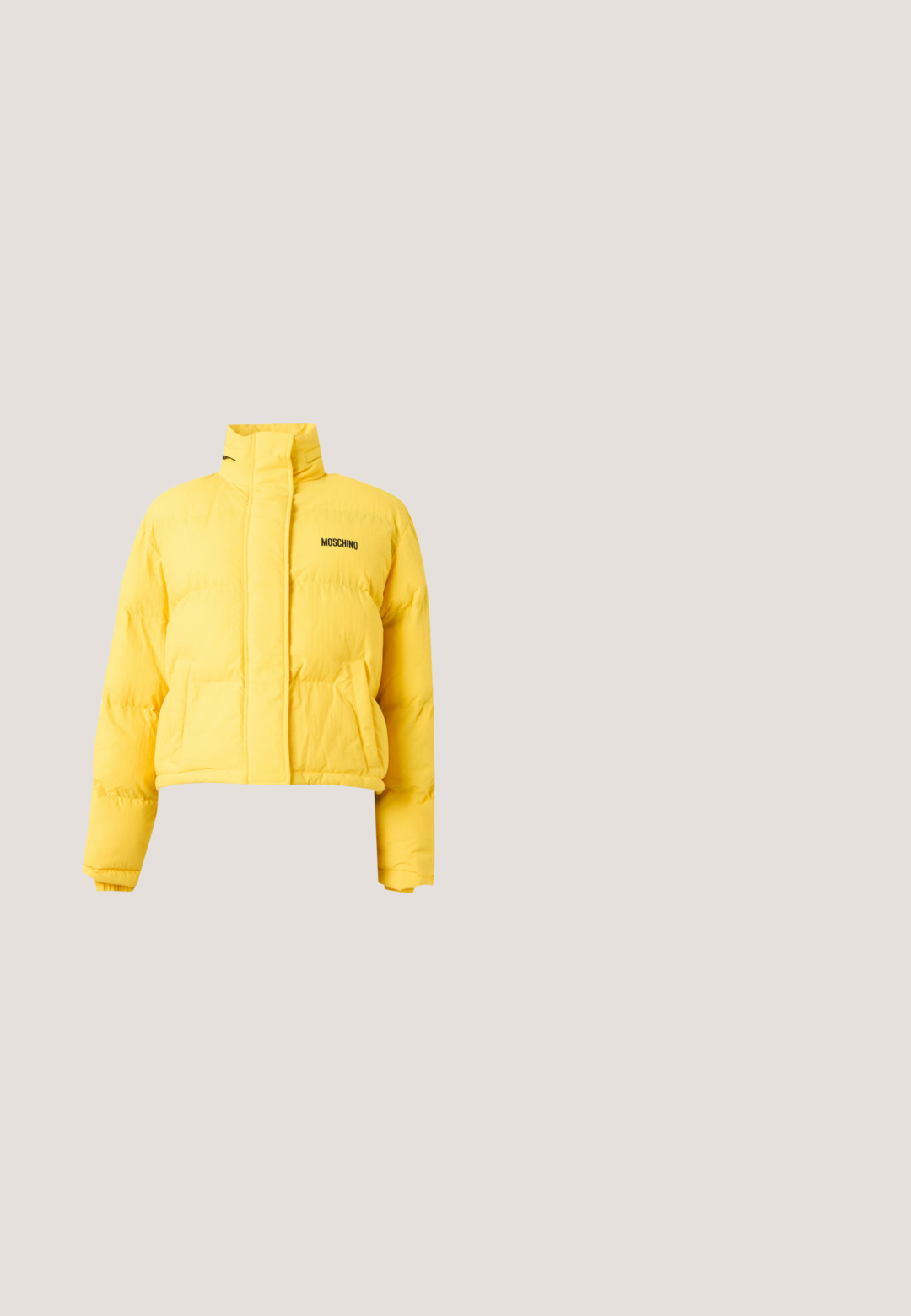 Doudoune courte jaune vif avec col montant, poches latérales et logo Moschino noir sur la poitrine gauche.; Combinaison en jean bleu foncé avec col, manches longues, fermeture à boutons, deux poches avant et ceinture à la taille pour une silhouette ajustée.; Pull jaune en maille avec texte multicolore "LE MONDE APPARTIENT À L'AVENIR" sur le devant, manches longues, col rond.; Baskets blanches basses avec motif géométrique perforé, accent jaune sur le talon et le côté, et semelle en caoutchouc blanche.; Sac à main en simili cuir jaune avec une texture lisse, une forme arrondie et une bandoulière fine ; il présente un logo métallique "A" sur le devant.; Boucles d'oreilles dorées présentant des motifs en forme de cœur avec des paillettes multicolores et un fermoir à clip sécurisé. Fini en métal lisse.