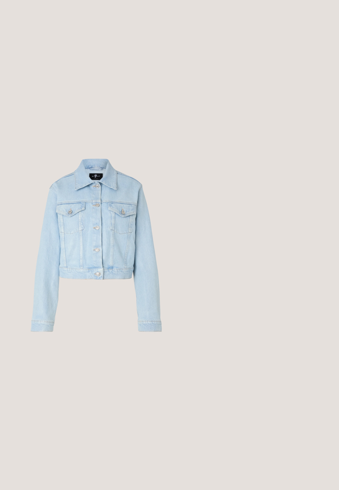 Lichtblauwe denimjasje met een cropped ontwerp, knoopsluiting, twee borstzakken en subtiele stikdetails. Klassieke kraag en lange mouwen.; AllSaints LISA TEE - T-shirt basic - white; Lichtblauwe denim jeans met hoge taille en rechte pijpen, met knopenlijst en vijf zakken ontwerp, plat weergegeven op een witte achtergrond.; Bruine leren enkellaarzen met een gladde afwerking, elastische geribbelde zijpanelen, stevige zwarte zool en een trekband voor gemakkelijke aan- en uittrekken.; Bruine leren crossbodytas met zilverkleurige sluiting en verstelbare riem op een effen lichte achtergrond.; Lichtbruine leren riem met een ovale gouden gesp, plat opgerold met zichtbare stiksels en verstelgaten tegen een effen achtergrond.
