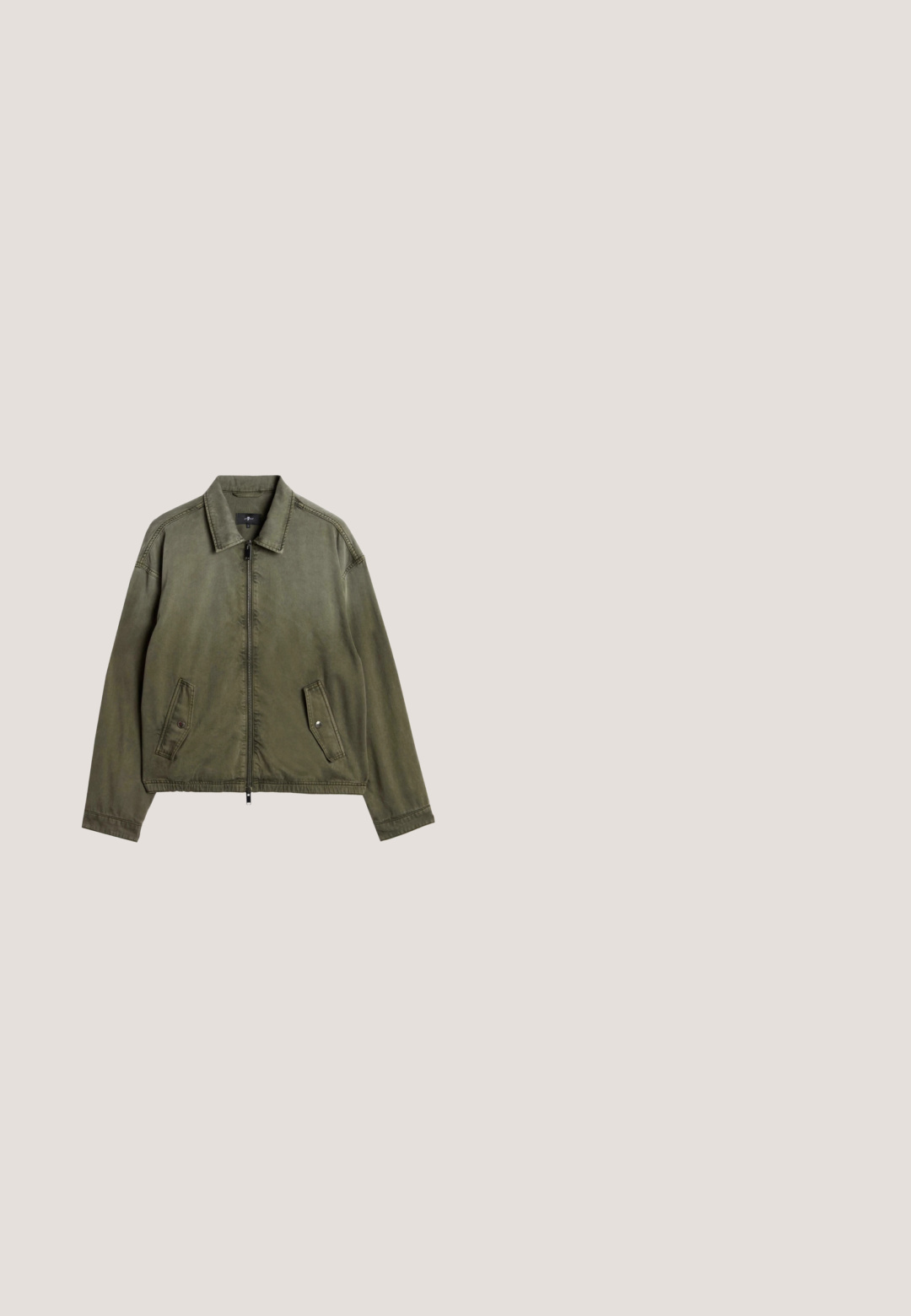 Veste décontractée vert olive avec fermeture éclair complète à l'avant, deux poches à rabat inclinées avec boutons, manches longues et col pointu.; Pull-over tricoté taupe pour homme avec col haut, demi-fermeture éclair à l'avant, empiècements en daim marron aux épaules, manches longues, poignets et ourlet côtelés.; T-shirt gris clair à manches courtes et col rond posé à plat sur un fond blanc, montrant le devant avec une texture minimale.; Pantalon bleu marine en tissu doux, avec une taille élastique et un cordon de serrage, coupe droite et sans motifs ni accents visibles.; Zign Mocassins de ville - brown; Trousse de toilette en cuir marron avec une surface texturée, fermeture éclair et une poignée latérale. Forme rectangulaire, bords lisses, détail de marque minimal.