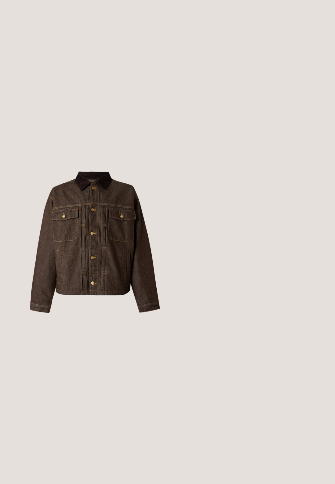 Mørkebrun denimjakke med knaplukning foran, sort krave, to brystlommer med klapper og knapper samt lange ærmer.; Kortærmet sweater med rund hals i beige øverste sektion og ærmer samt et bredt off-white område nederst, vist på ensfarvet baggrund.; Langærmet, knappet skjorte i et blødt beige stof. Har en klassisk krave og diskret logo broderi på brystet. Glat tekstur.; Mørkeblå straight-leg denimjeans med forlommer, bæltestropper og knaplukning foran på en ensfarvet lys baggrund.; Brune ruskindsankelstøvler med rund tå, der har sorte snørebånd, en løkke til at trække i samt en lav sort sål. Glat tekstur, minimalistisk design.; Mørkebrun tekstureret læderhåndledstaske med frontlynlåslomme og hovedlynlåslukning med løkkehåndledsrem.