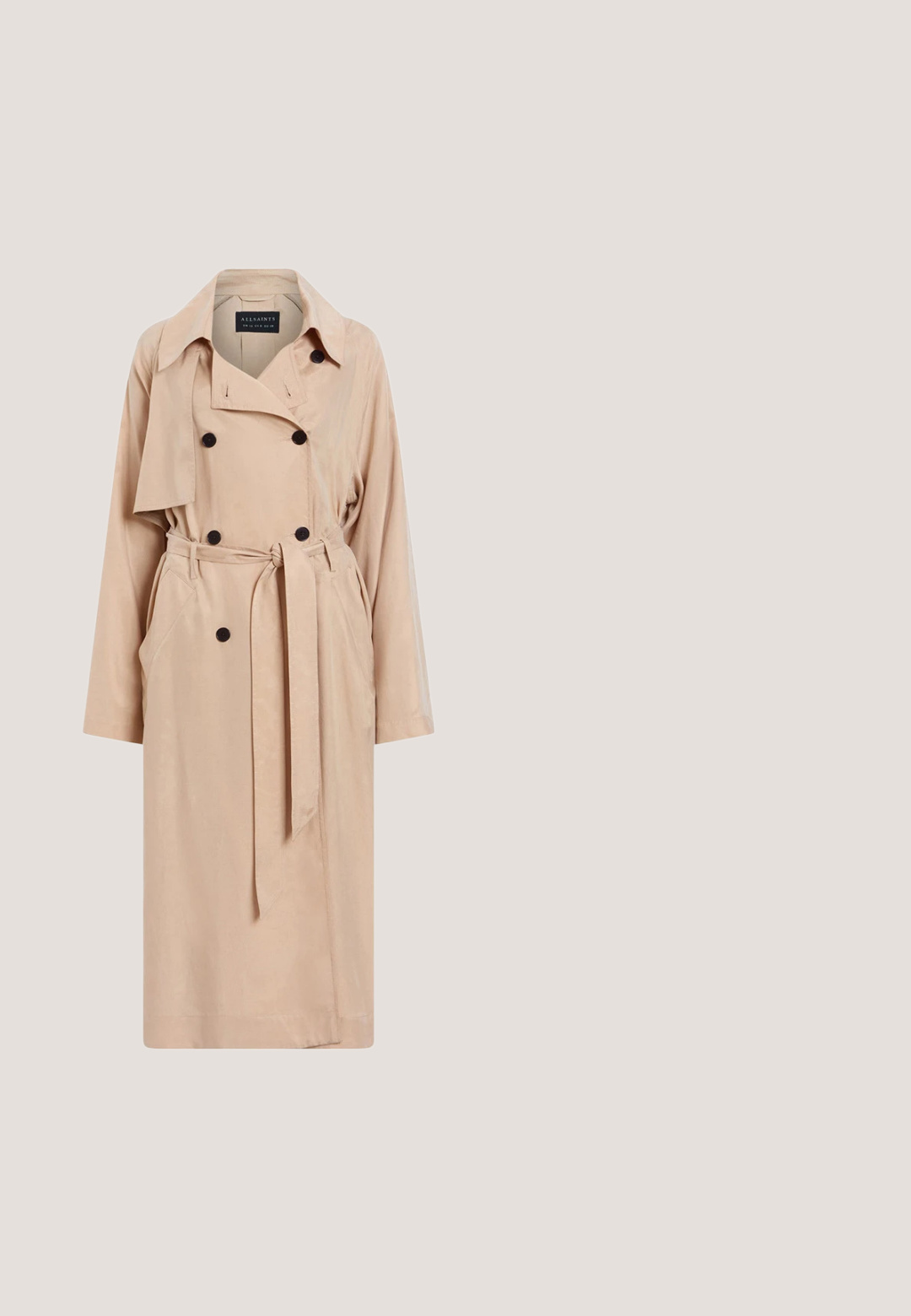 Beige Trenchcoat mit tailliertem Gürtel, doppelter Knopfreihe, großen Revers und zwei Seitentaschen. Aus einem glatten Stoff gefertigt.; Kurzärmeliges Kleid aus leichtem Stoff, mit cremefarbenem Grundton und bunten Blumen- sowie abstrakten Mustern, sowie einem durchgehenden Knopfverschluss vorne.; Schwarze Overknee-Stiefel aus weichem Wildleder mit flacher Sohle, abgerundetem Zehenbereich und elastischen Seiteneinsätzen für ein einfaches An- und Ausziehen.; Rechteckige Sonnenbrille mit rosafarbenen Gläsern, dünnem goldfarbenem Metallgestell und Armen im Schildpattmuster auf grauem Untergrund.; Schwarze, geflochtene Leder-Crossbody-Tasche mit goldener Kettenriemen, rechteckiger Form und glatter Oberfläche. Verfügt über ein dezentes Logo-Detail.; Goldener Ring mit einem herzförmigen roten Edelstein in der Mitte, umgeben von kleinen klaren Steinen entlang des Rings, innen mit "925 Ag" markiert.