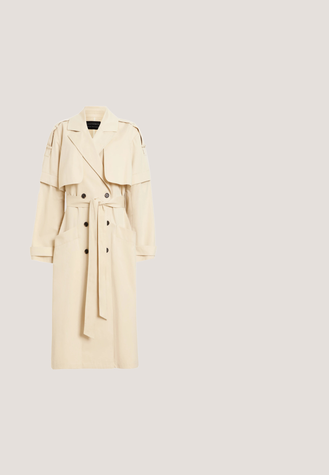 Beige trenchcoat gemaakt van lichtgewicht materiaal met een dubbelzijdige voorkant, oversized kraag en twee grote zakken. Inclusief een afneembare riem.; Marineblauwe jumpsuit met korte mouwen, ronde hals, trekkoord in de taille en twee voorzakken. Soepele stof met een relaxte pasvorm.; Witte leren sneaker met een gladde textuur, grijze rubberen zool, zeven vetergaatjes en een zilveren accent op de hiel. Logo weergegeven aan de zijkant.; Gouden aviator zonnebril met verloopbruin glas, dunne metalen rand, schildpadpatroon uiteinden en verstelbare neuspads.; Witte rugzak met een patroon, tan lederen accenten, gouden hardware, ritssluiting en een gestructureerde koepelvorm. Voorzien van een logodetail aan de voorkant.; Rozen gouden banglearmband, met een gladde afwerking, vierkante accenten met ingewerkte stenen en een slank, minimalistisch ontwerp.