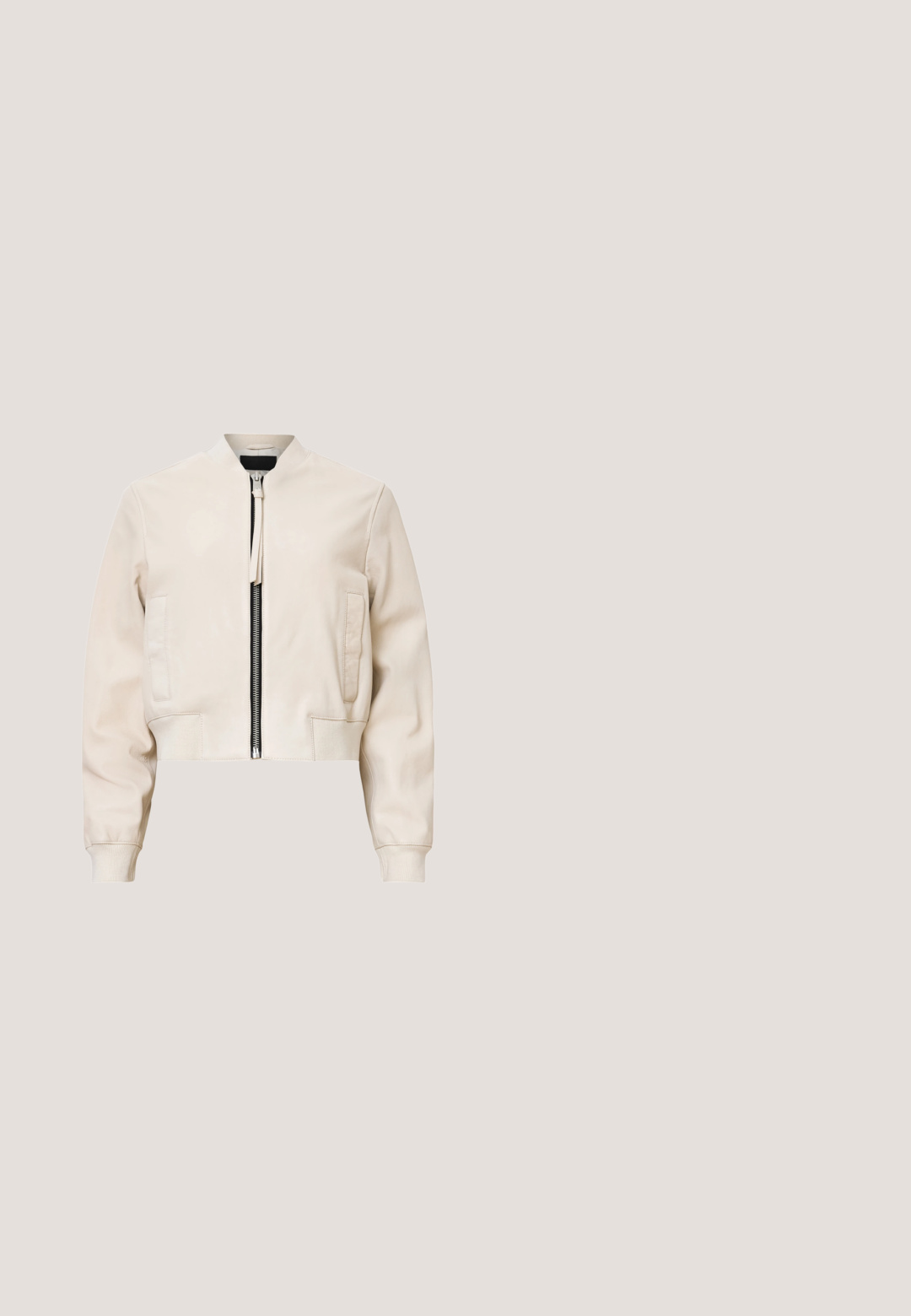 Beige læder bomberjakke med en sort lynlås, rund halsudskæring og sidelommer. Har en cropped kant og glat tekstur.; Ærmeløs lyseblå ribstrikket tanktop med rund halsudskæring og lille Calvin Klein Jeans logopatch centreret på brystet.; Beige cargo bukser med en afslappet pasform, der har sidelommer, lynlåsbunde og en glat tekstur. Stoffet er let og slidstærkt.; Beige læder ankelstøvle med spids tå og konisk hæl. Glat tekstur med minimal syning og en strømlinet silhuet.; Tan Calvin Klein bøtte taske med præget logo mønster, justerbar skulderrem og tilhørende lille brun lynlåspung.; Sølvfarvede hjerteformede øreringe prydet med klare rhinsten, med laveringer for sikker bæring.