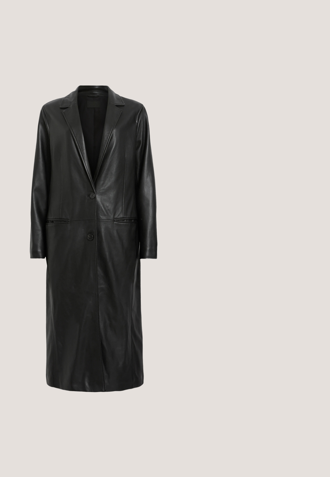 AllSaints AIRE - Klassisk frakke - black; Lang, tætsiddende hvid kjole med korte ærmer, rund halsudskæring, glat tekstur og gulvlængde. Ingen synlige mønstre eller accenter.; Sort læder pumpe med spids tå på stiletter med slank høj hæl og glat finish, vist i profil mod en hvid baggrund.; Sorte rektangulære Michael Kors-solbriller med mørke linser og gyldne accenter på hængslerne, vist på en hvid baggrund.; Sort læderhåndtaske med sølvfarvet kædestrop og sølvfarvet spænde, vist mod en ensfarvet lys baggrund.; Sølvkædearmbånd med fem små hjerteformede vedhæng og lås med krabbeklo.