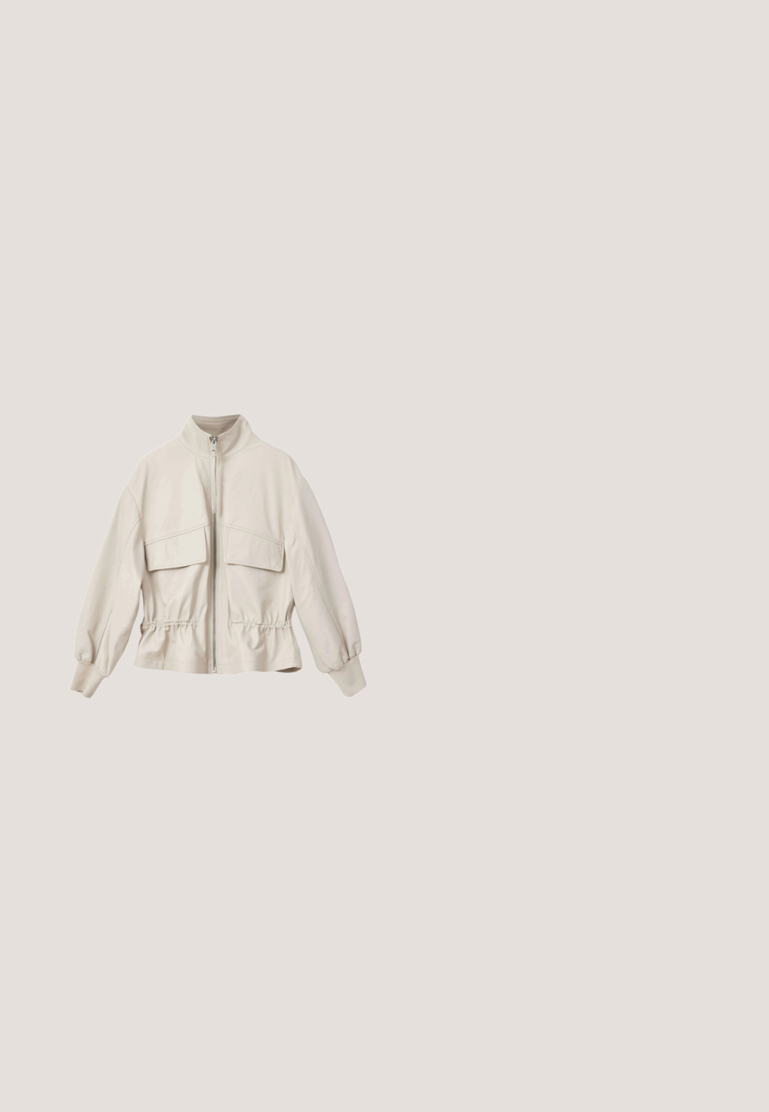 Lichtbeige jas met ritssluiting, hoge kraag, twee grote borstzakken, een getailleerde taille en elastische manchetten, gemaakt van glad, gestructureerd materiaal.; Gebreide crèmekleurige cardigan met een ronde halslijn, lange mouwen en zes knopen aan de voorkant. Heeft ribgebreide boorden en een zoom. Zachte, gladde textuur.; Lichtgrijs T-shirt met korte mouwen en een ronde hals, gemaakt van zachte, gestructureerde stof. Heeft een verticale zwarte label bij de hals.; Witte denim jeans met een rechte pijpdesign, voorzien van voorkruiden en metalen knoopaccenten. Gladde textuur met minimale stikdetails.; Beige lage sneaker met gestructureerde stof en suède panelen, metalen gouden logo aan de zijkant, witte middenzool en buitenzool van gumrubber.; Schoudertas van roomkleurig leer met een enkele riem en een voorste strikdetail met uiteinden van metaal in goudkleur.