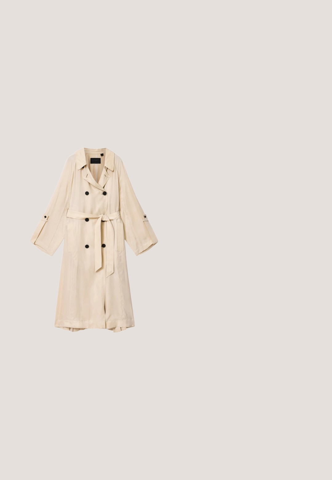 Gabardina beige de doble botonadura con botones negros, cinturón en la cintura y bolsillos laterales, mangas largas con trabillas abotonadas.; Vestido maxi en satén beige claro, con cuello alto y una silueta fluida. Textura suave con un ligero brillo, sin patrones visibles.; Zapato slingback de cuero negro con punta puntiaguda, tacón bajo tipo kitten y una correa fina alrededor del talón.; Gafas de sol negras con un diseño robusto y angular. Los lentes oscuros y las monturas de plástico brillante presentan un acento de logo dorado en el lateral.; Bolso de mano de cuero negro con una forma curva, una correa delgada y ajustable, y un detalle de logo perforado circular en la parte frontal.; Pulsera de oro con tres pequeños colgantes en forma de corazón y cierre de cadena ajustable sobre fondo blanco.
