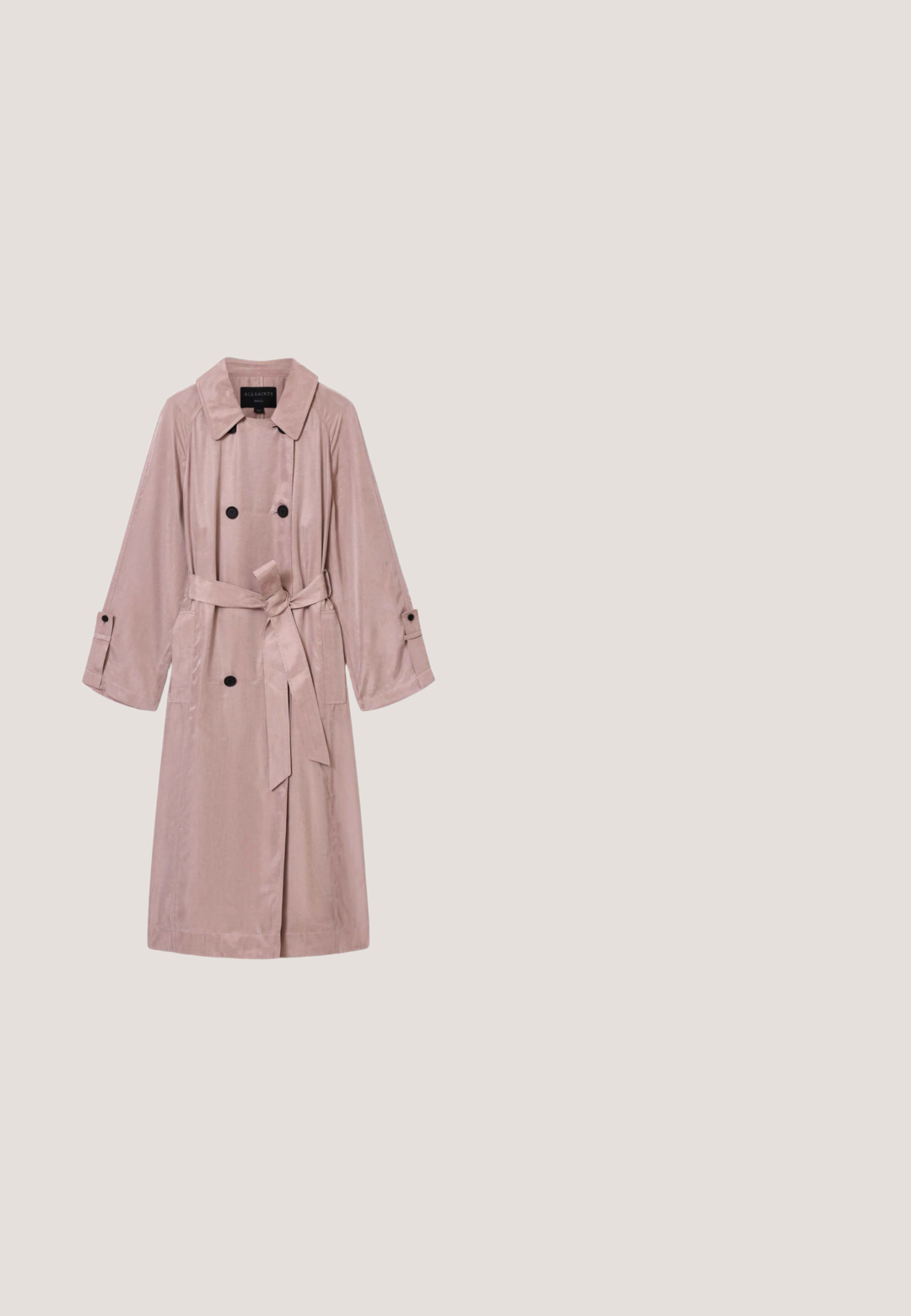 Trench-coat rose clair avec un devant boutonné double, des boutons noirs, un large col et une ceinture à la taille. Comprend des poches latérales et des manches longues.; Chemise à motifs floraux avec un fond rose clair, ornée de feuilles vertes et de diverses fleurs colorées. Design à boutons, manches longues.; Pantalon large rose avec des plis sur le devant, passants pour ceinture et taille haute, présenté à plat sur un fond blanc.; Mocassin en cuir rose clair avec un petit talon marron, orné de grosses perles décoratives turquoise et bordeaux sur la bride supérieure.; Sac à main en cuir texturé rose doux avec une poignée supérieure, une bandoulière amovible et une fermeture à clip en métal doré à l'avant.; Collier en chaîne argentée avec de petites perles cylindriques rouge corail espacées uniformément et un pendentif en forme d'étoile sur la fermeture réglable.