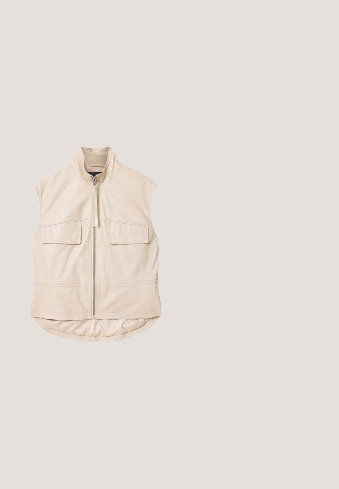 Ærmeløs beige lædervest med høj krave, lynlås foran, to brystlommer med klap og to nederste slidserlommer, let længere bagkant.; Beige ærmeløs maxikjole med en glat tekstur, der har en rund halsudskæring og subtil sort kant langs kanterne.; Hvid højhælet sandal med tre stropper foran og ankelrem, med spænder i guldtoner og en mørk træsål med blokhæl.; Brillesolbriller med katteøjeform i skildpaddemønster med brune gradientlinser og slanke arme, vist på en hvid baggrund.; Beige crossbody taske med en struktureret overflade, der har en guld lynlås, præget brandlogo og en aftagelig skulderrem.; Guld ring med en blød scalloped design med glatte, afrundede kanter. Indgraveret med "JGJ 375" indeni for ægthed.